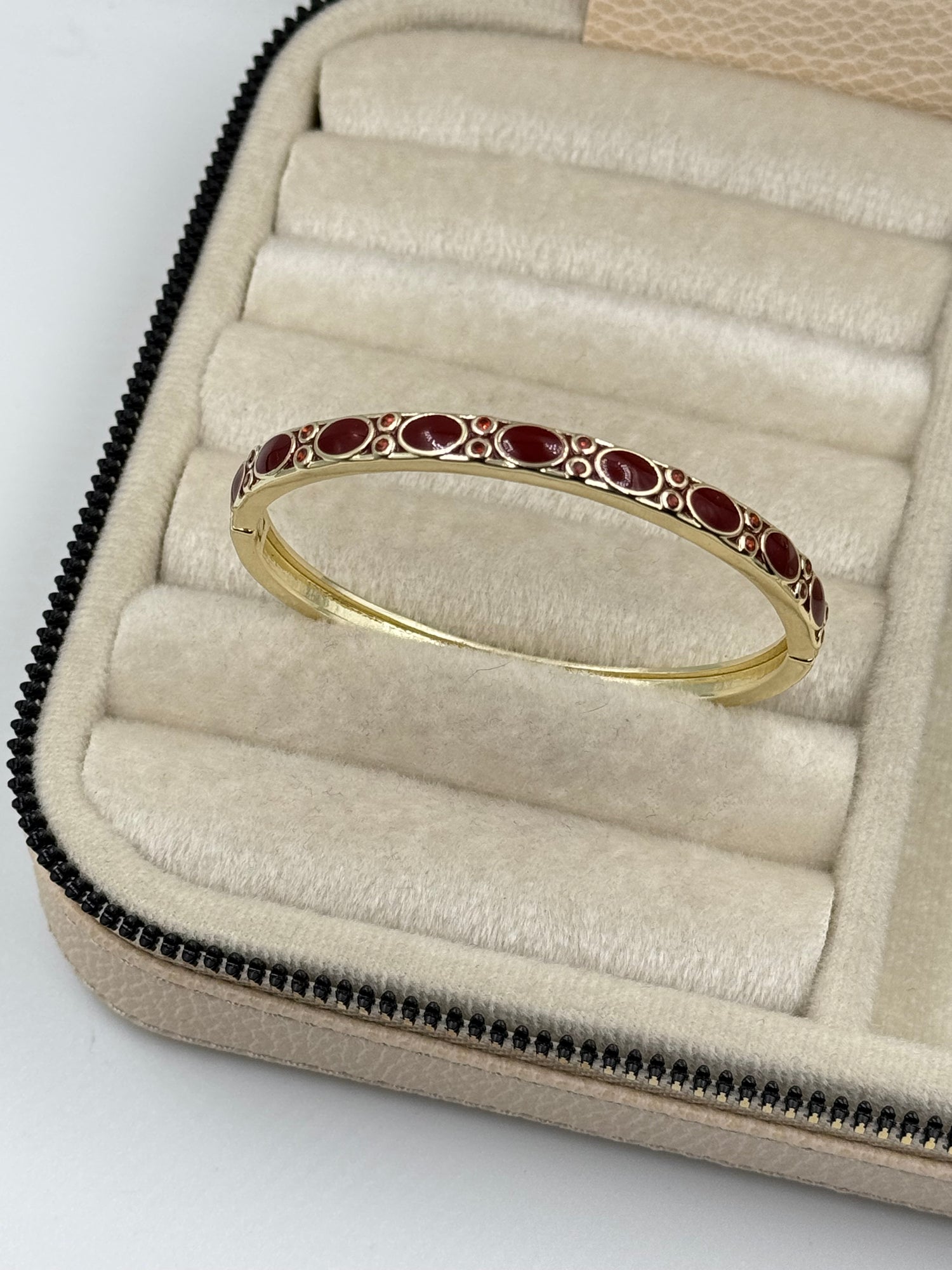 İTHAL BORDO MİNELİ TAŞ DETAYLI GOLD KELEPÇE BİLEZİK