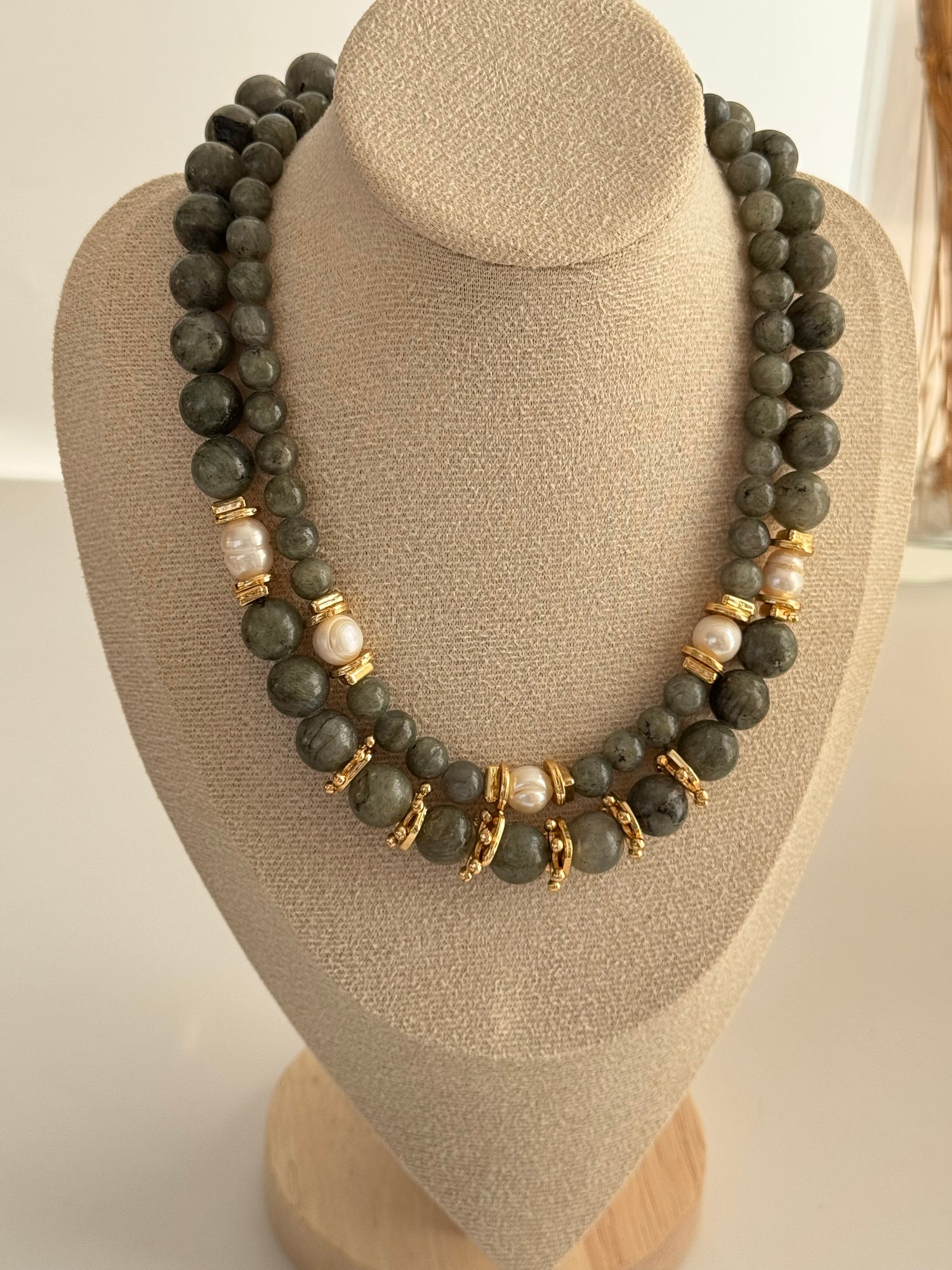 NEJVA GRİ DOĞAL TAŞLI ALTIN KAPLAMA DETAYLI KOLYE