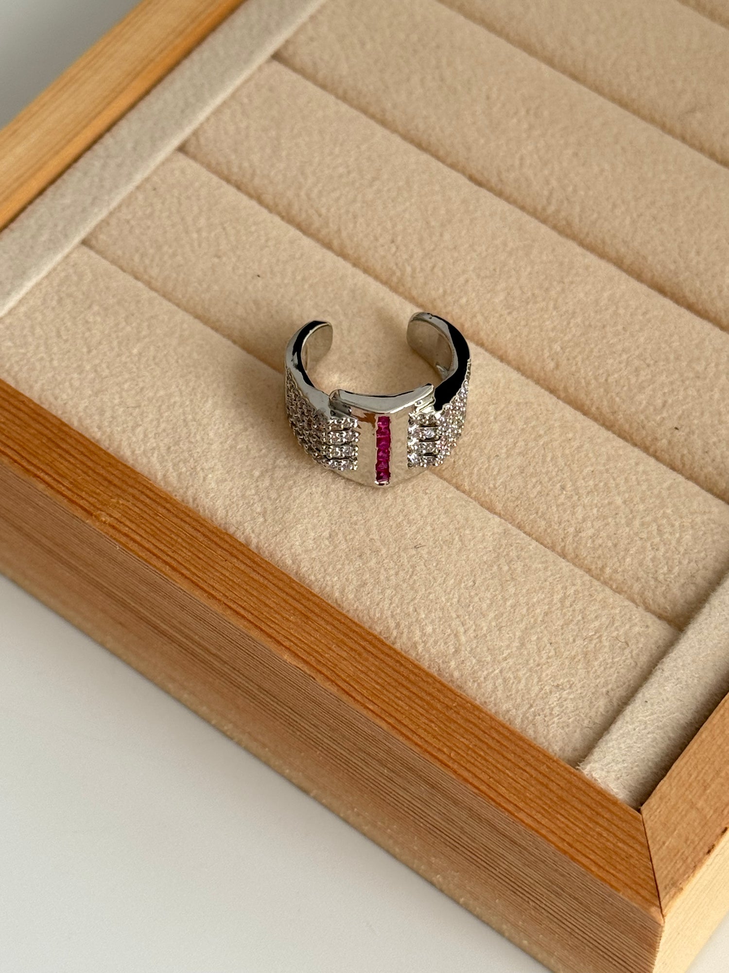 VİNA FUŞYA TAŞ DETAYLI SİLVER KIKIRDAK KÜPE EARCUFF