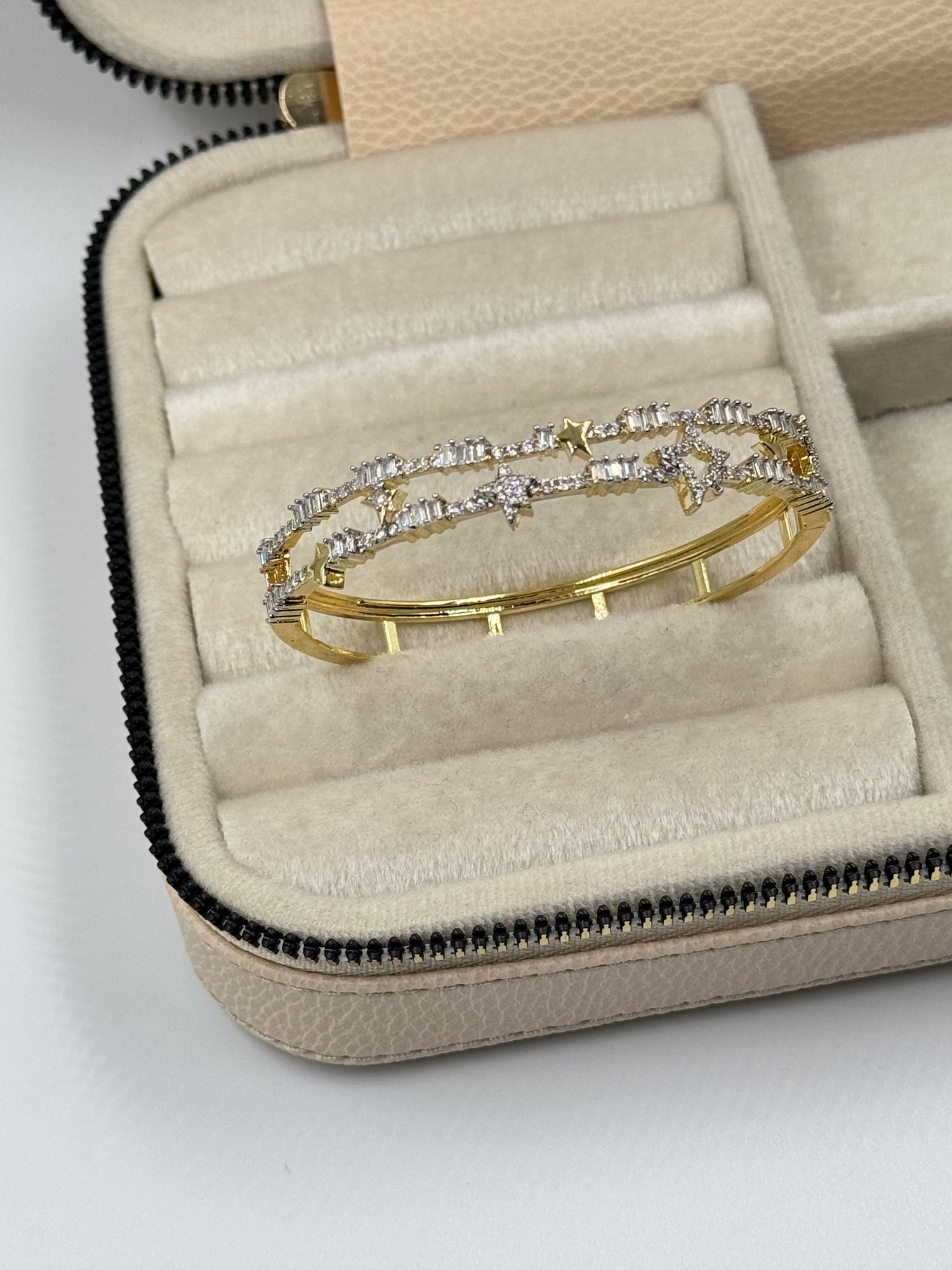 İTHAL ÇİFT SIRA YILDIZ DETAYLI GOLD KELEPÇE BİLEZİK