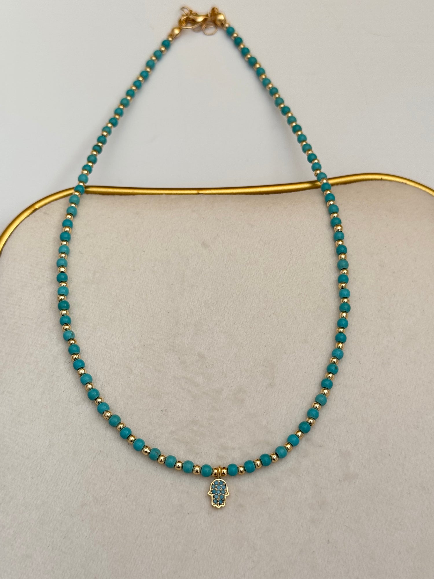 SUNA FATİMA ANA ELİ MAVİ BONCUKLU ALTIN KAPLAMA DETAYLI KOLYE