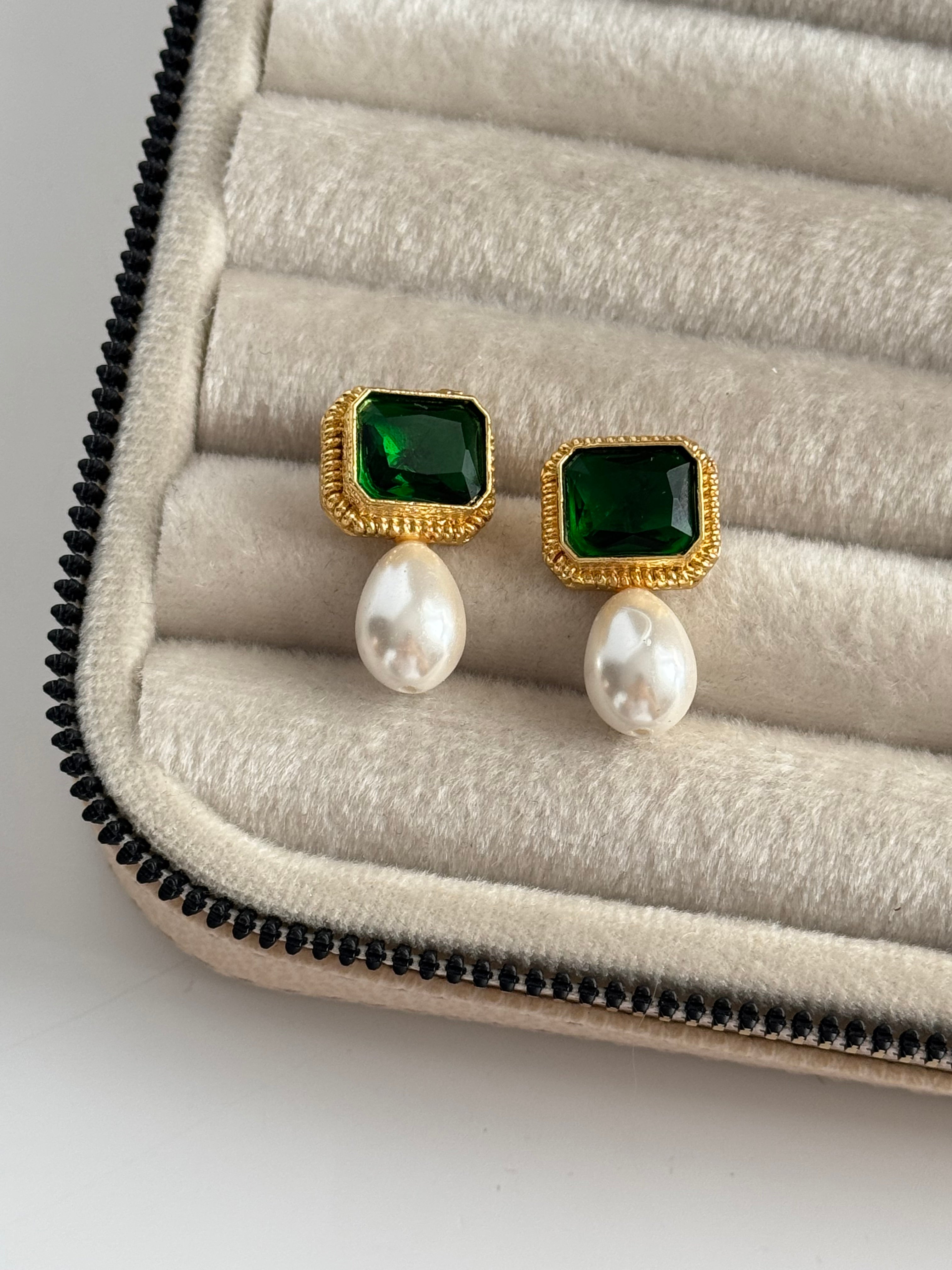 İNCİ DETAYLI YEŞİL TAŞLI ALTIN KAPLAMA KÜPE