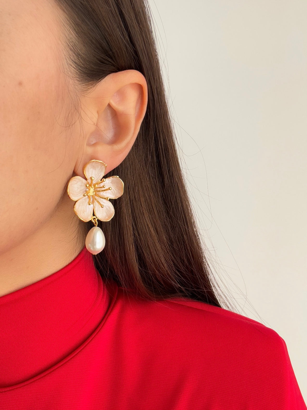 MENEKŞE MODEL İNCİ DETAYLI KREM ALTIN KAPLAMA KÜPE