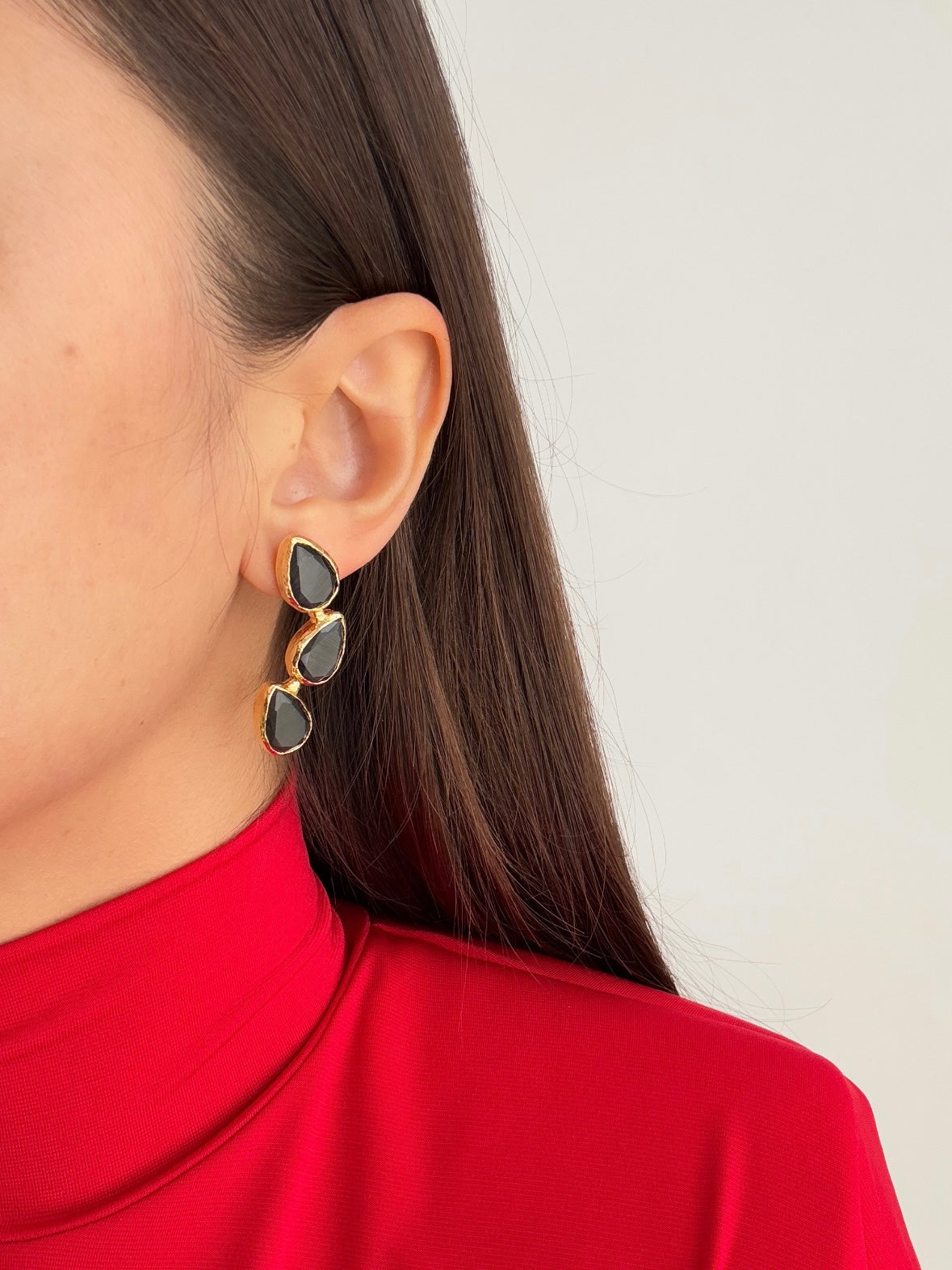 DOĞAL TAŞ DETAYLI DAMLA MODEL SİYAH ALTIN KAPLAMA KÜPE