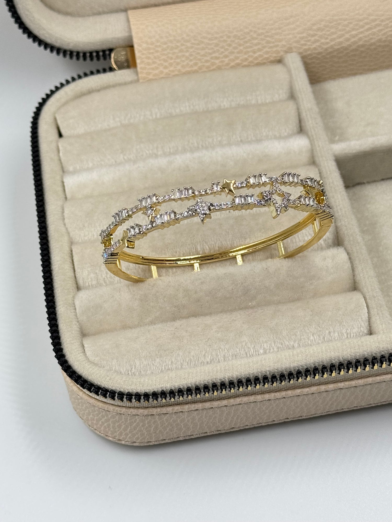 İTHAL ÇİFT SIRA YILDIZ DETAYLI GOLD KELEPÇE BİLEZİK