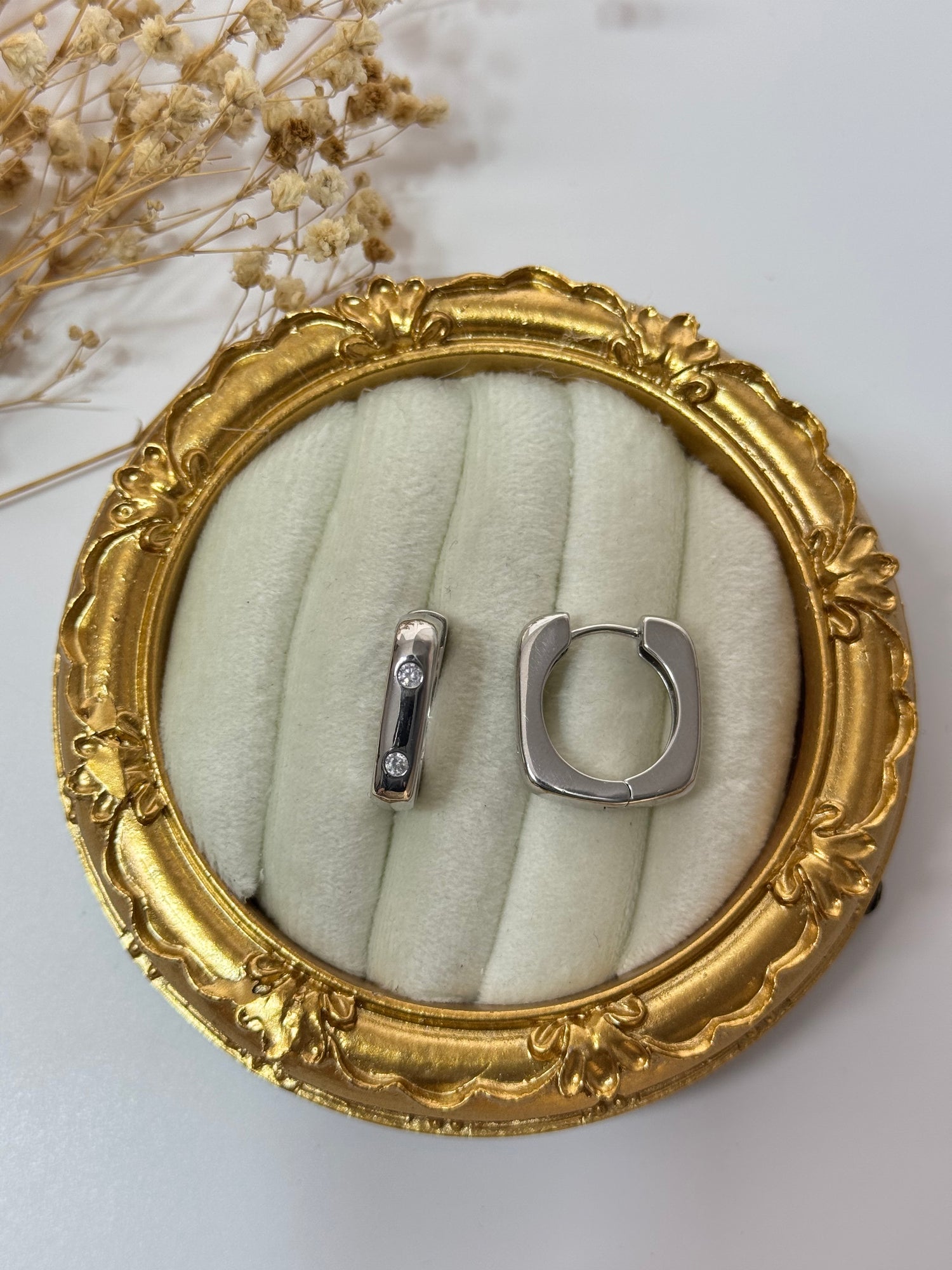 TAŞ DETAYLI SİLVER KARE HALKA KÜPE