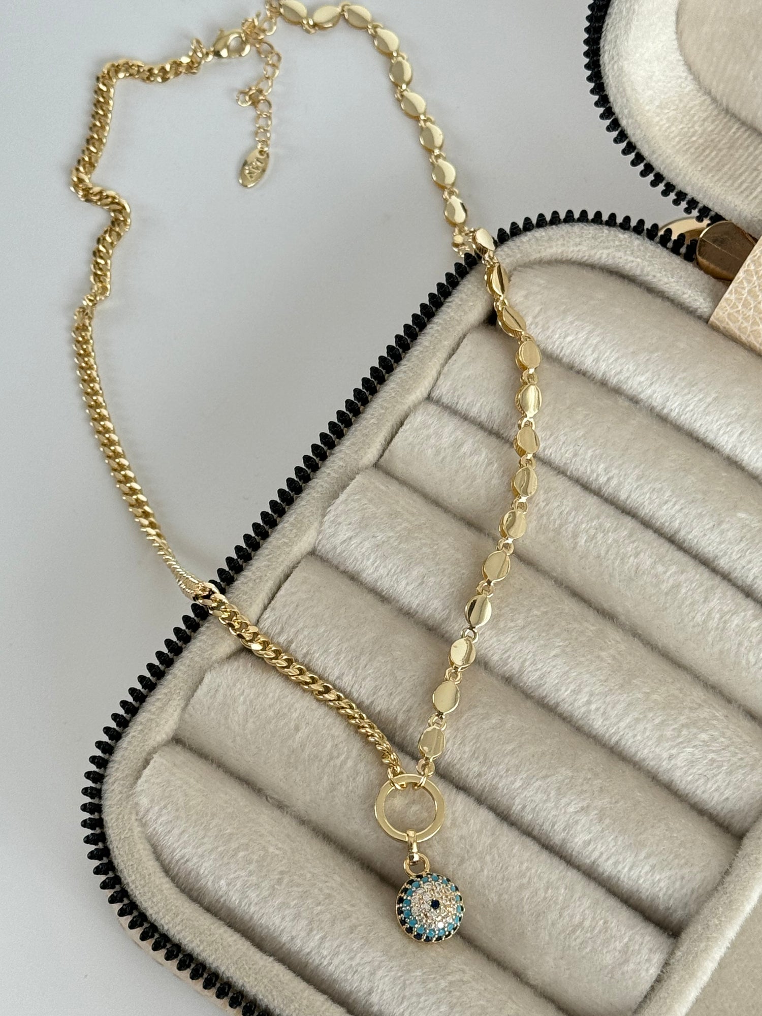 İTHAL NAZAR BONCUK DETAYLI GOLD KOLYE