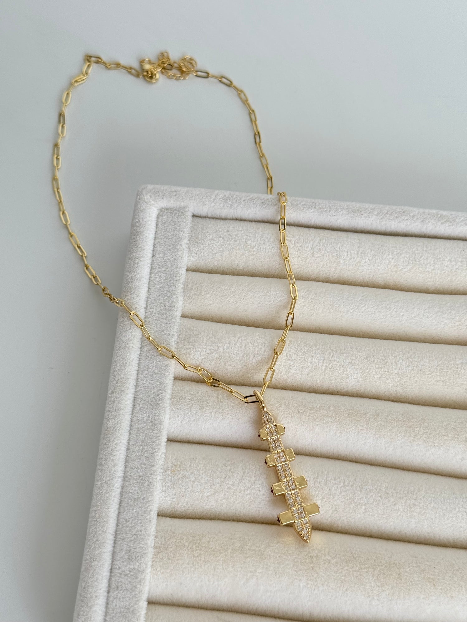 MİRU FUŞYA TAŞ DETAYLI GOLD SERENAY LEYLA KOLYE