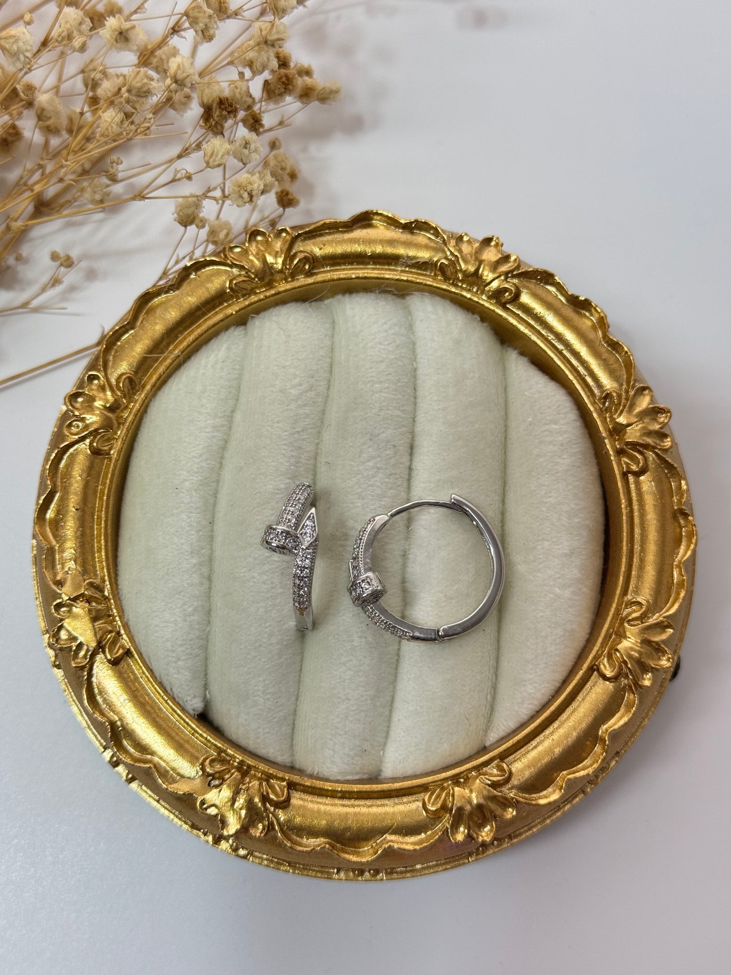 ÇİVİ DETAYLI İTHAL SİLVER HALKA KÜPE