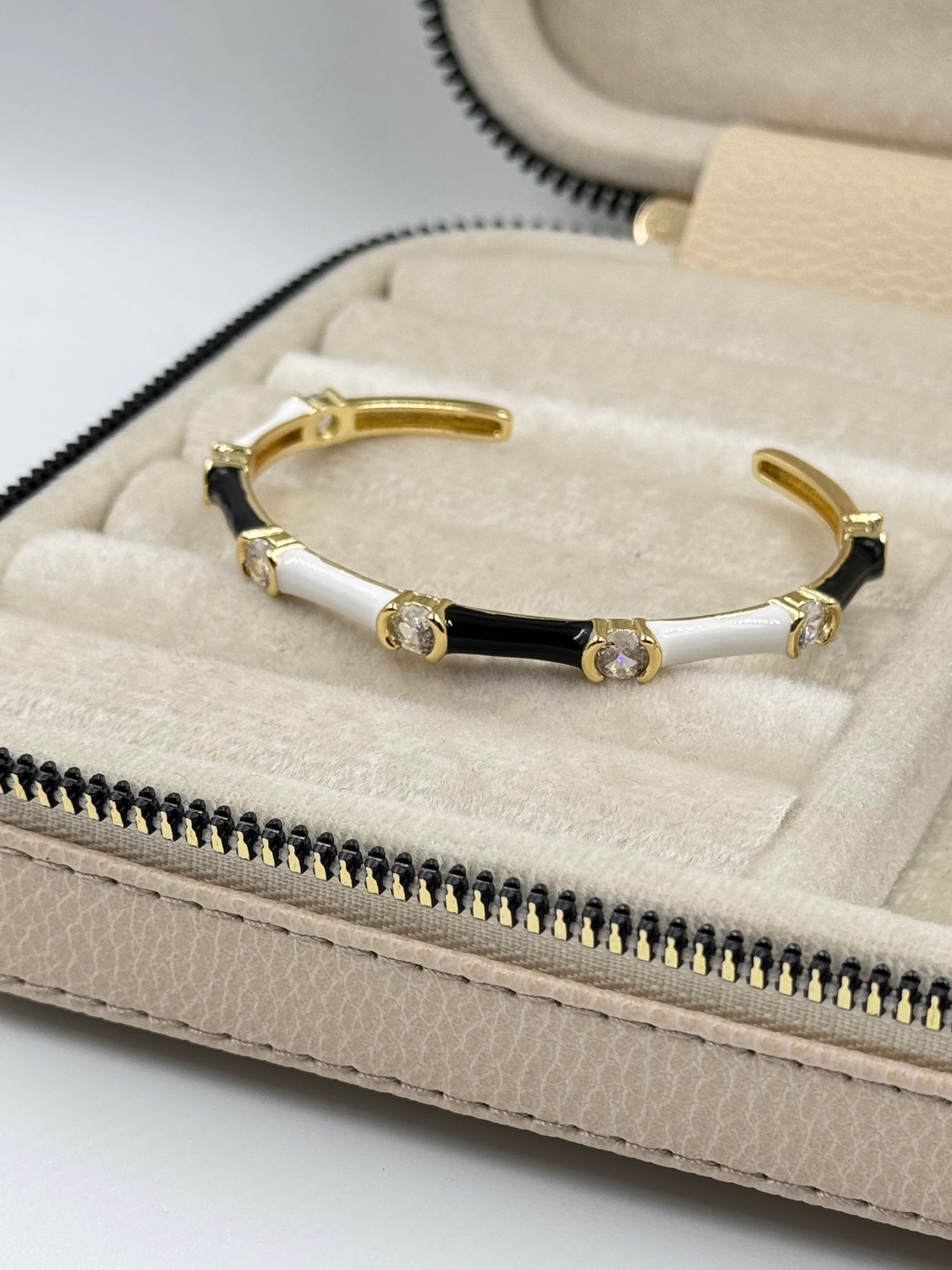 İTHAL SİYAH BEYAZ MİNELİ RENKLİ TAŞ DETAYLI GOLD KELEPÇE BİLEZİK