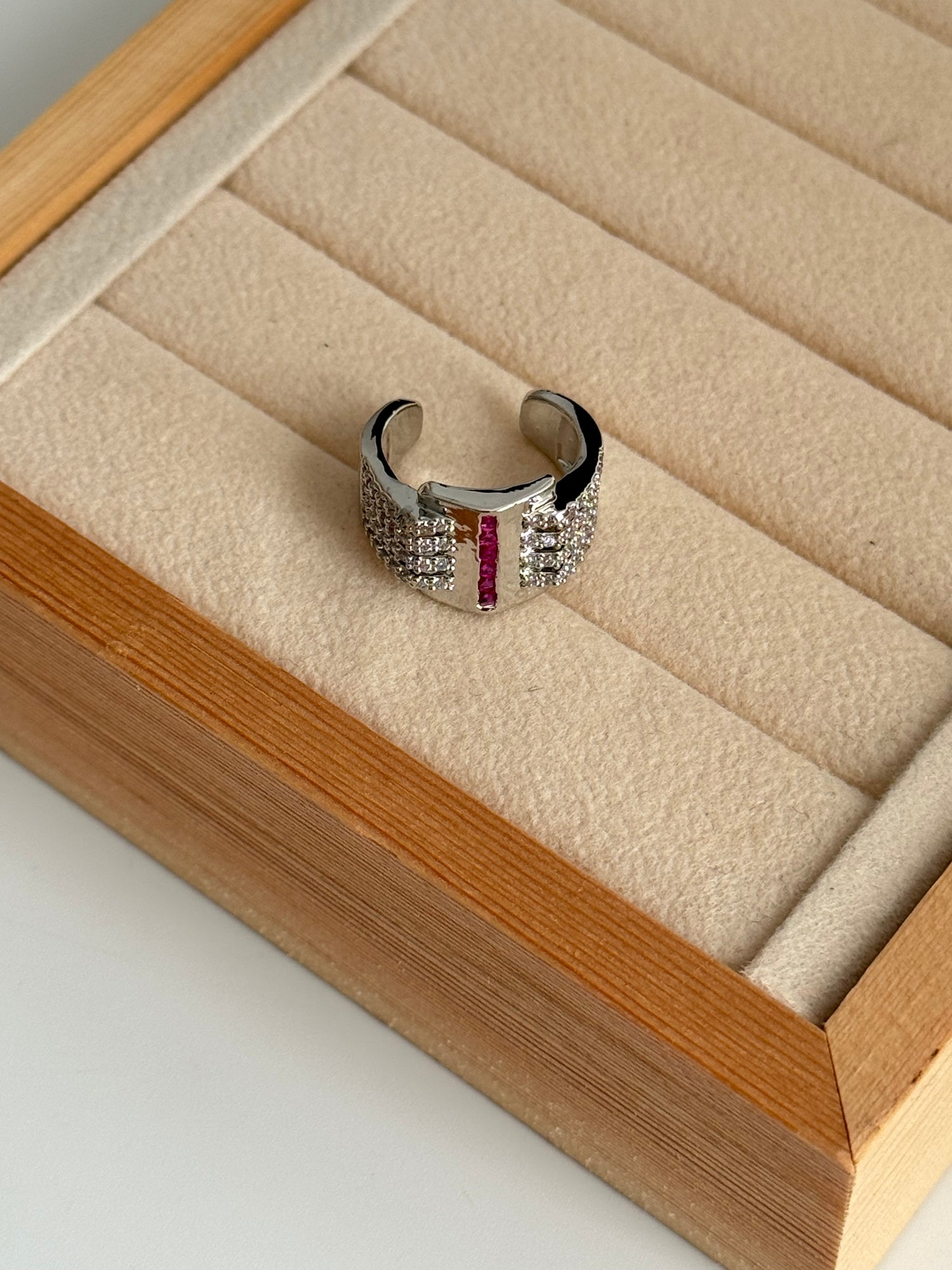 VİNA FUŞYA TAŞ DETAYLI SİLVER KIKIRDAK KÜPE EARCUFF