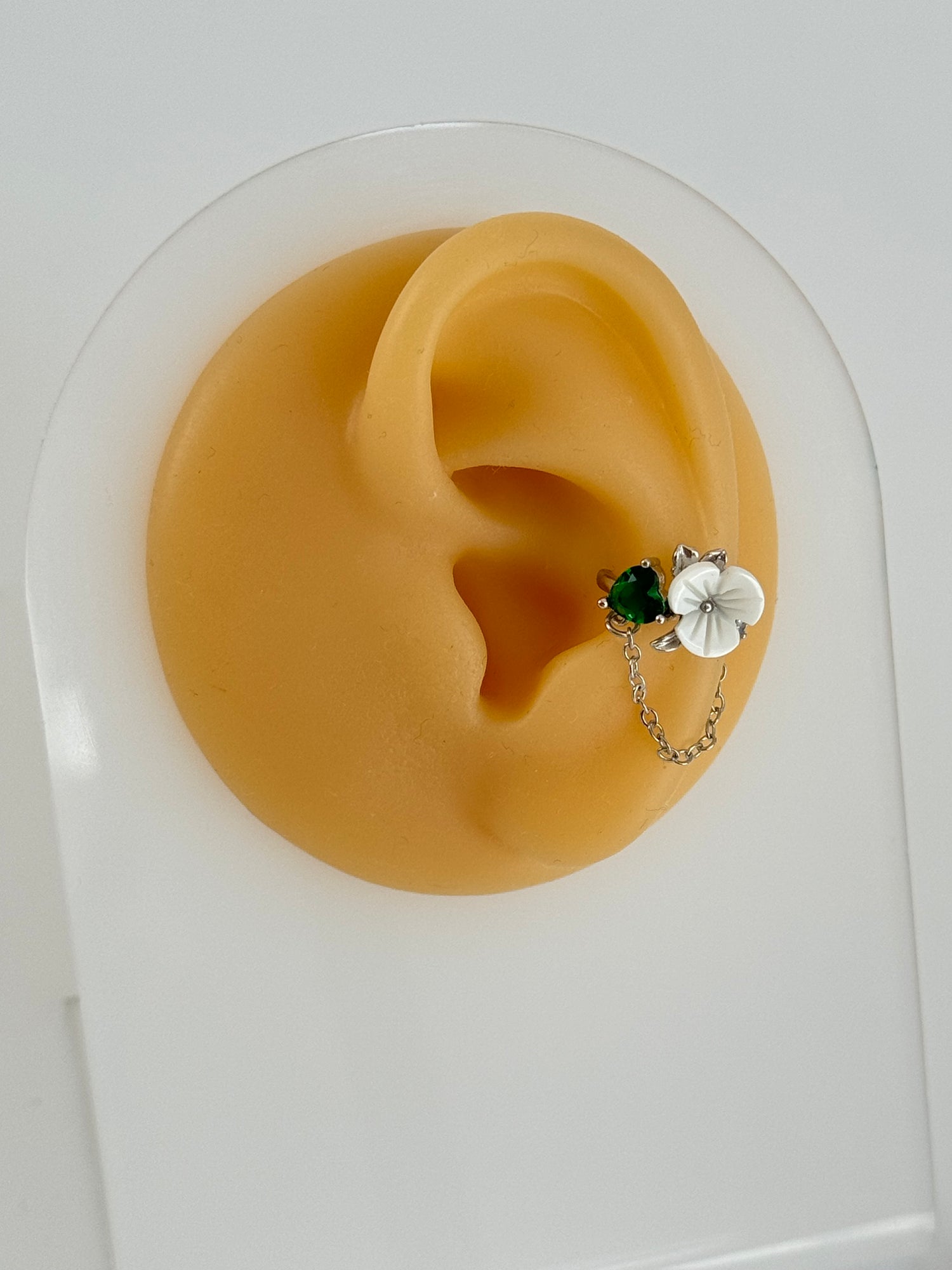 İTHAL ÇİÇEK DETAYLI YEŞİL KALP TAŞLI SİLVER SOL KULAK KIKIRDAK KÜPE EARCUFF