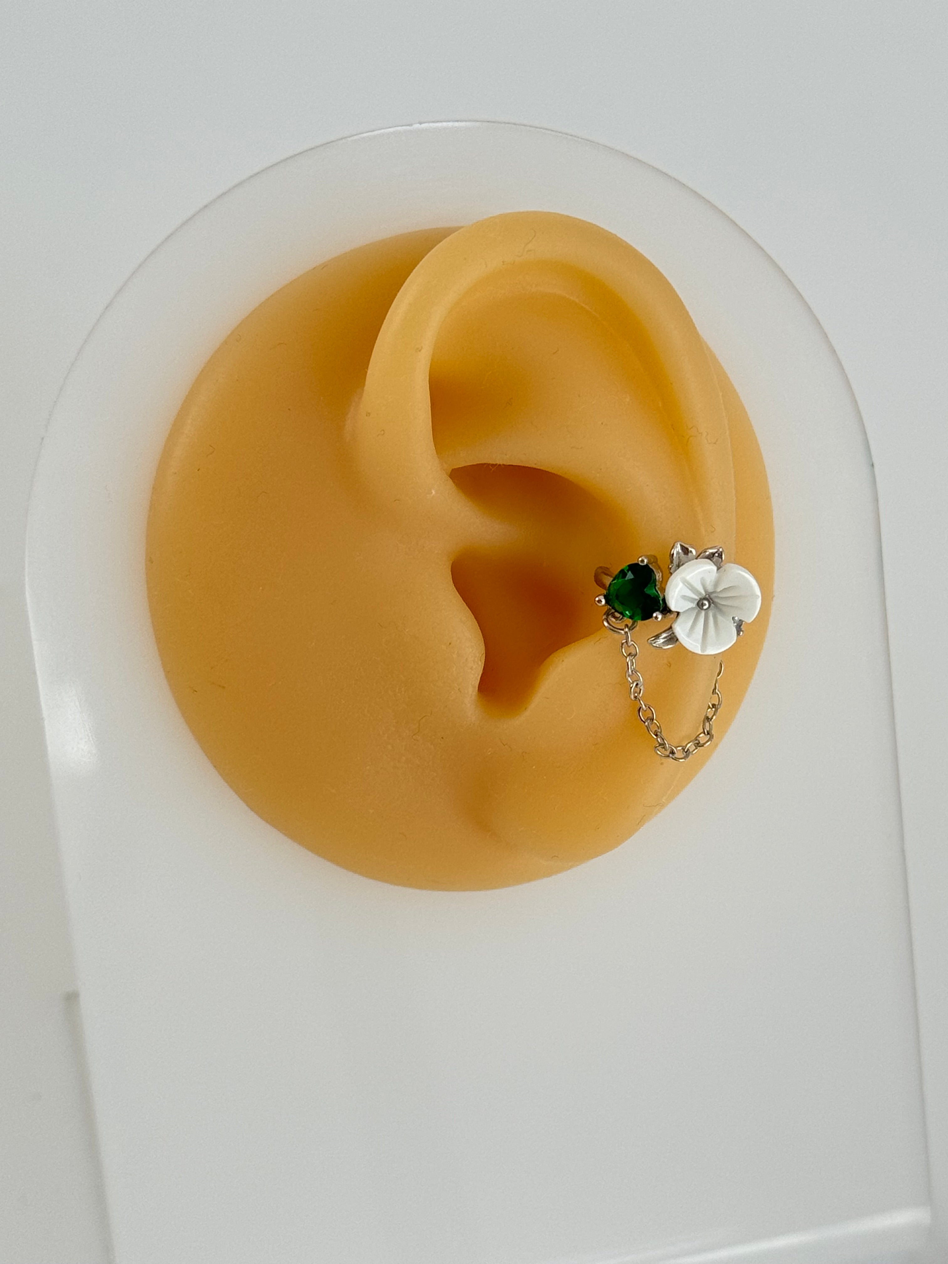 İTHAL ÇİÇEK DETAYLI YEŞİL KALP TAŞLI SİLVER SOL KULAK KIKIRDAK KÜPE EARCUFF