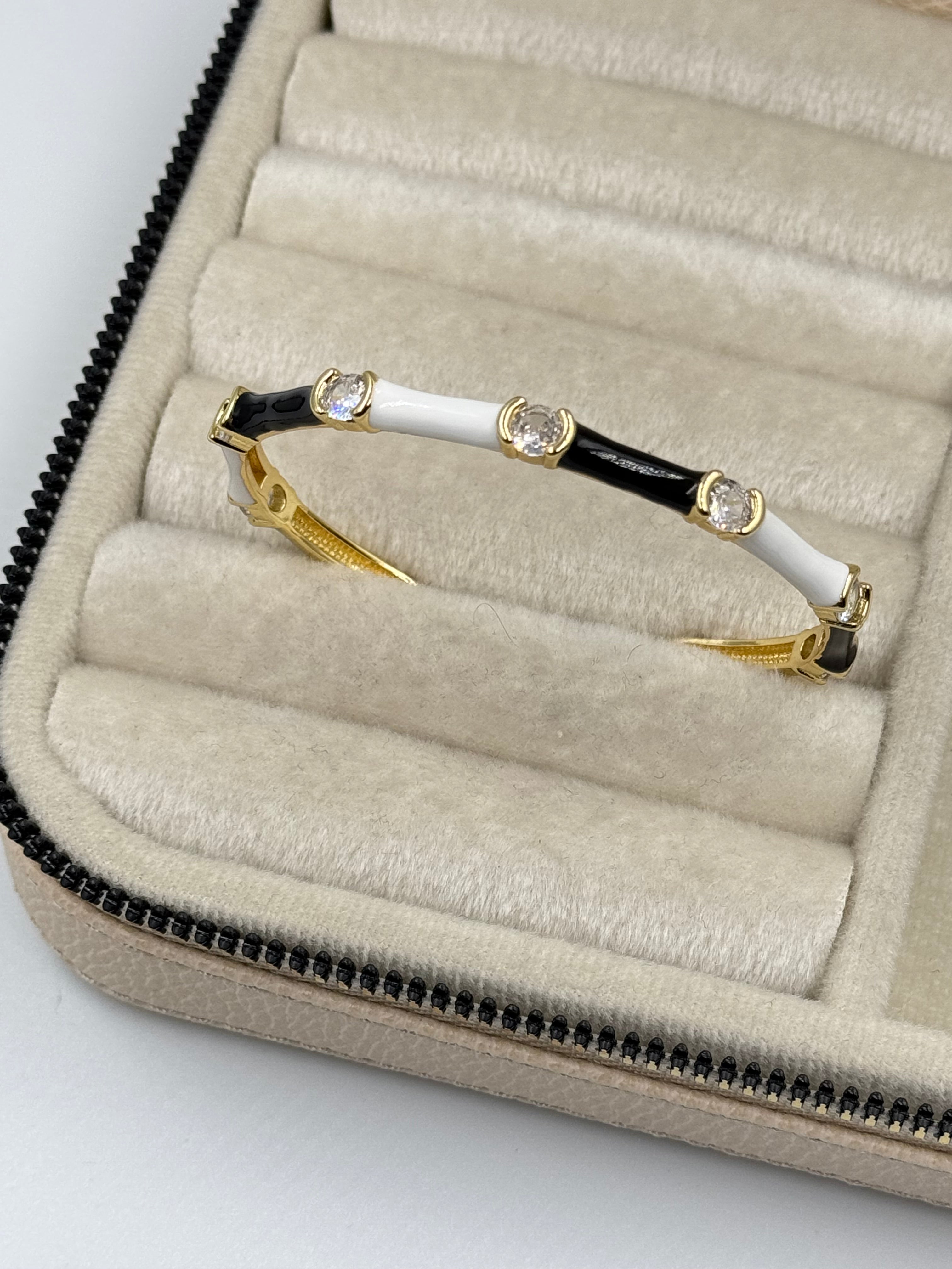 İTHAL SİYAH BEYAZ MİNELİ RENKLİ TAŞ DETAYLI GOLD KELEPÇE BİLEZİK