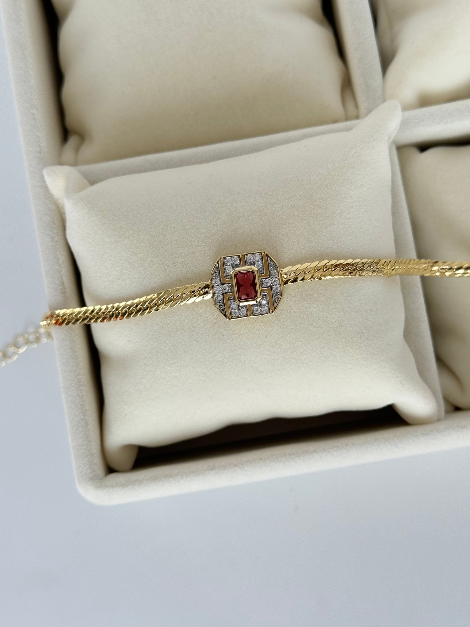 ZEMA KIRMIZI BAGET TAŞLI DETAYLI BİLEKLİK