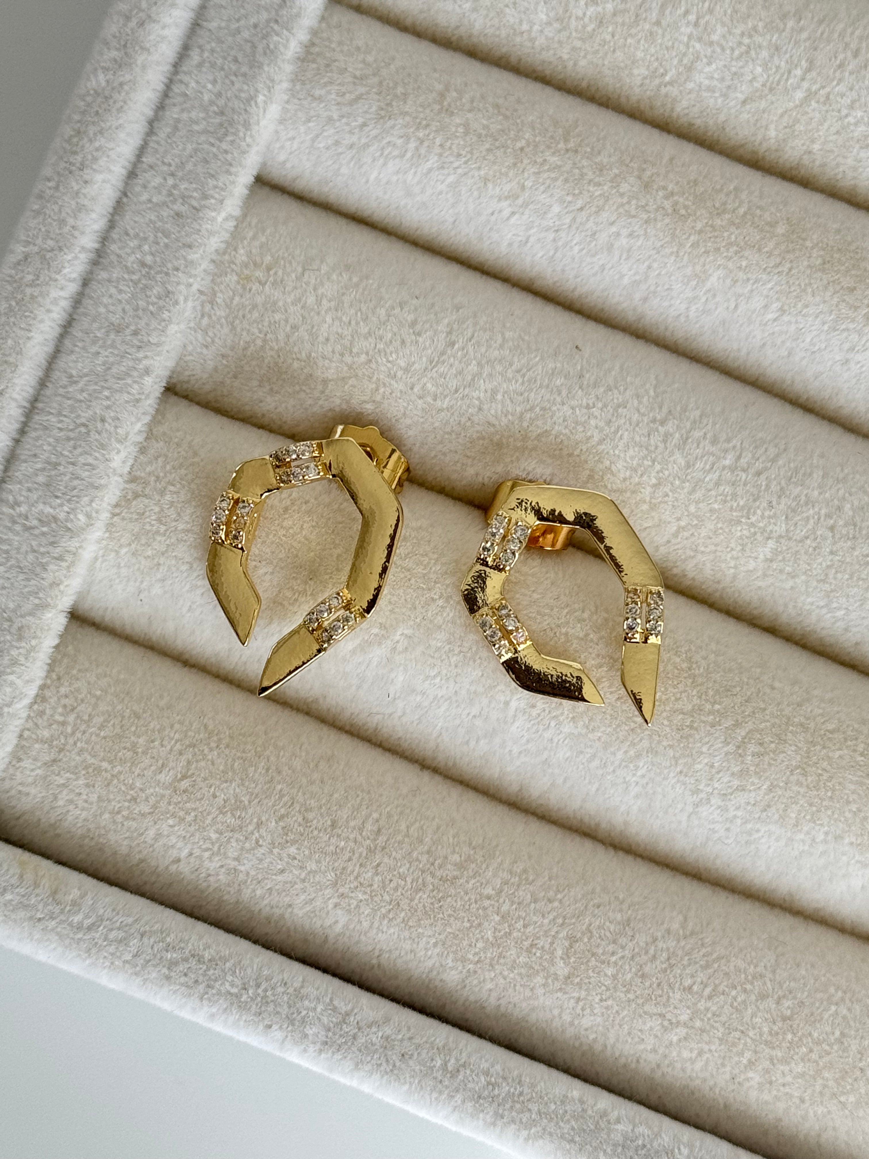 İTHAL TAŞ DETAYLI GEOMETRİK GOLD KÜPE