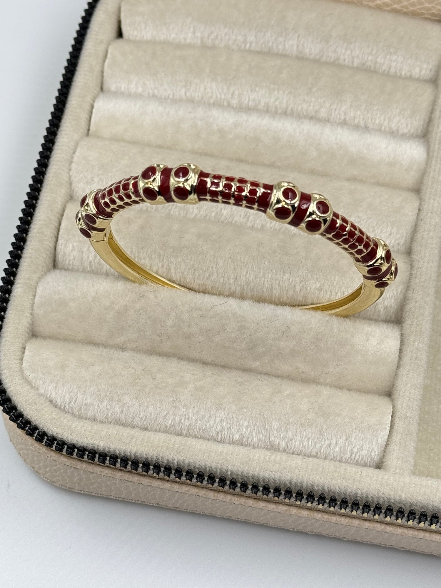 İTHAL BORDO MİNELİ TAŞ DETAYLI GOLD KELEPÇE BİLEZİK