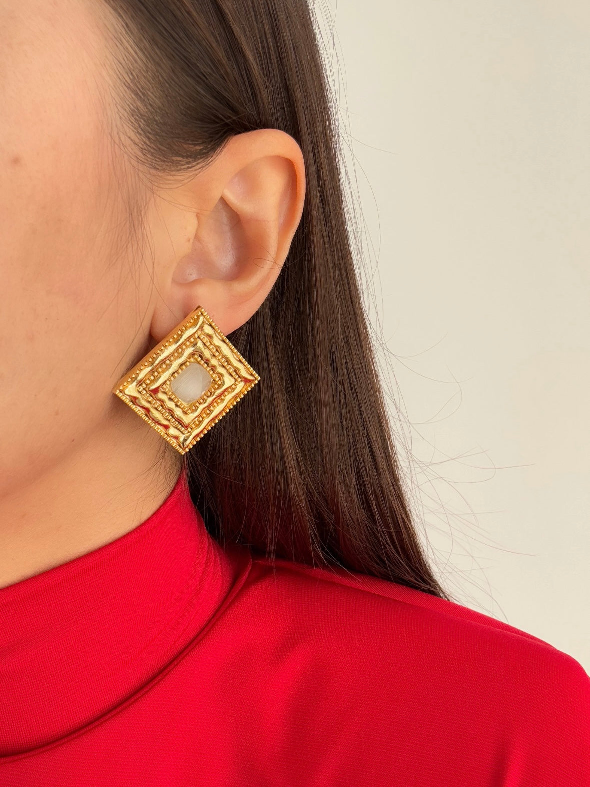 KARE MODEL BEYAZ TAŞLI ALTIN KAPLAMA KÜPE