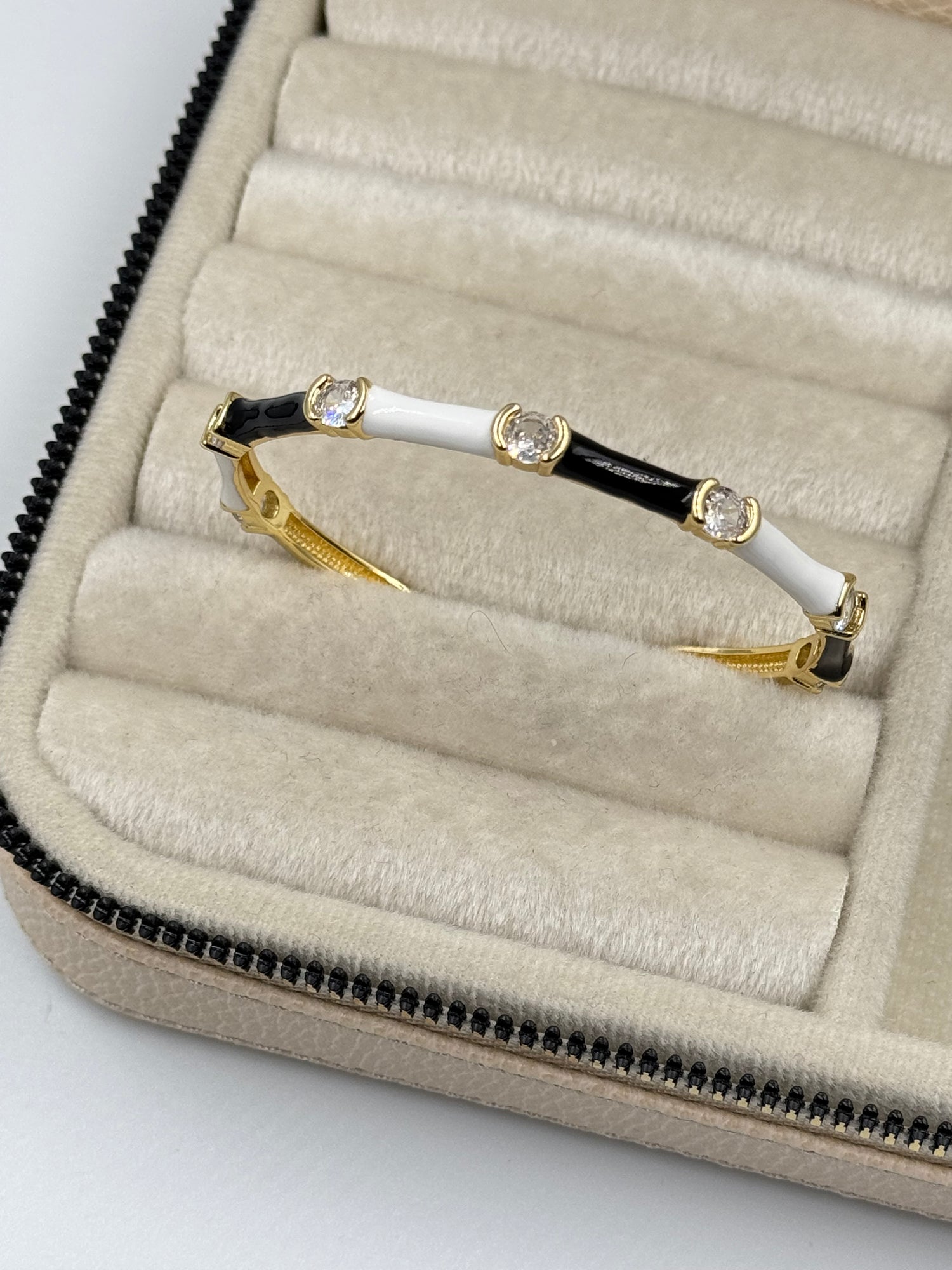 İTHAL SİYAH BEYAZ MİNELİ RENKLİ TAŞ DETAYLI GOLD KELEPÇE BİLEZİK