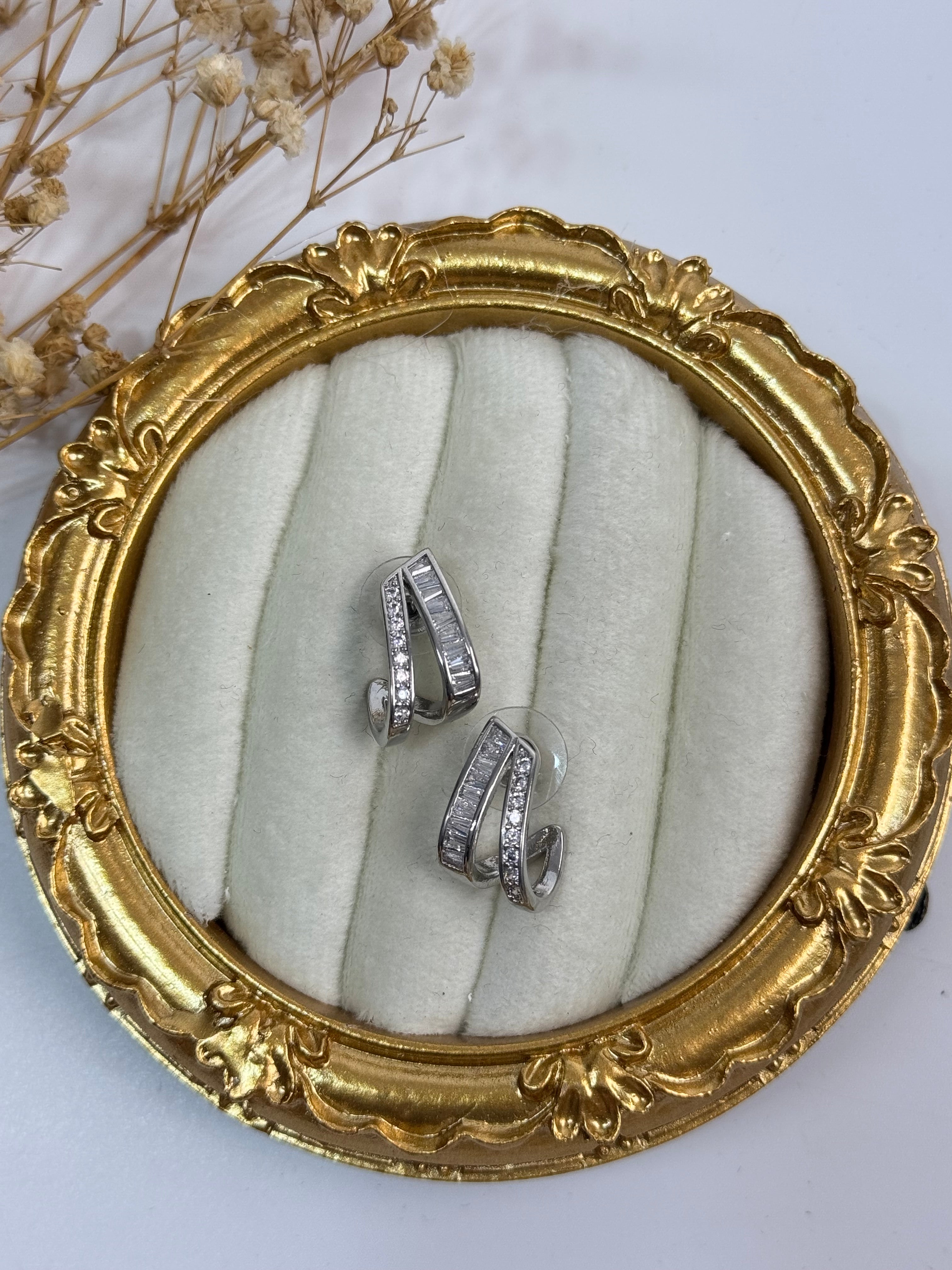 İTHAL TAŞ DETAYLI MİNİMAL KİLİT KÜPE