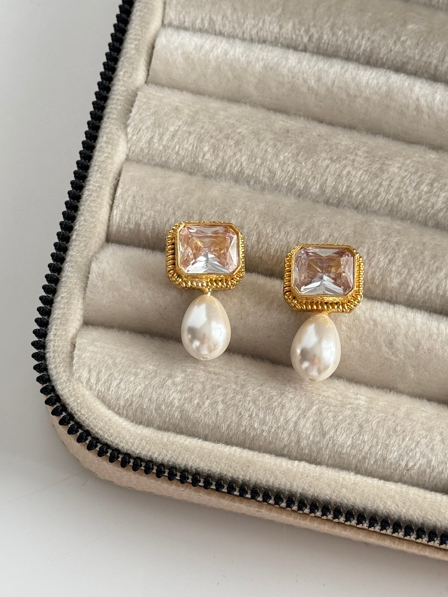 İNCİ DETAYLI BEYAZ TAŞLI ALTIN KAPLAMA KÜPE