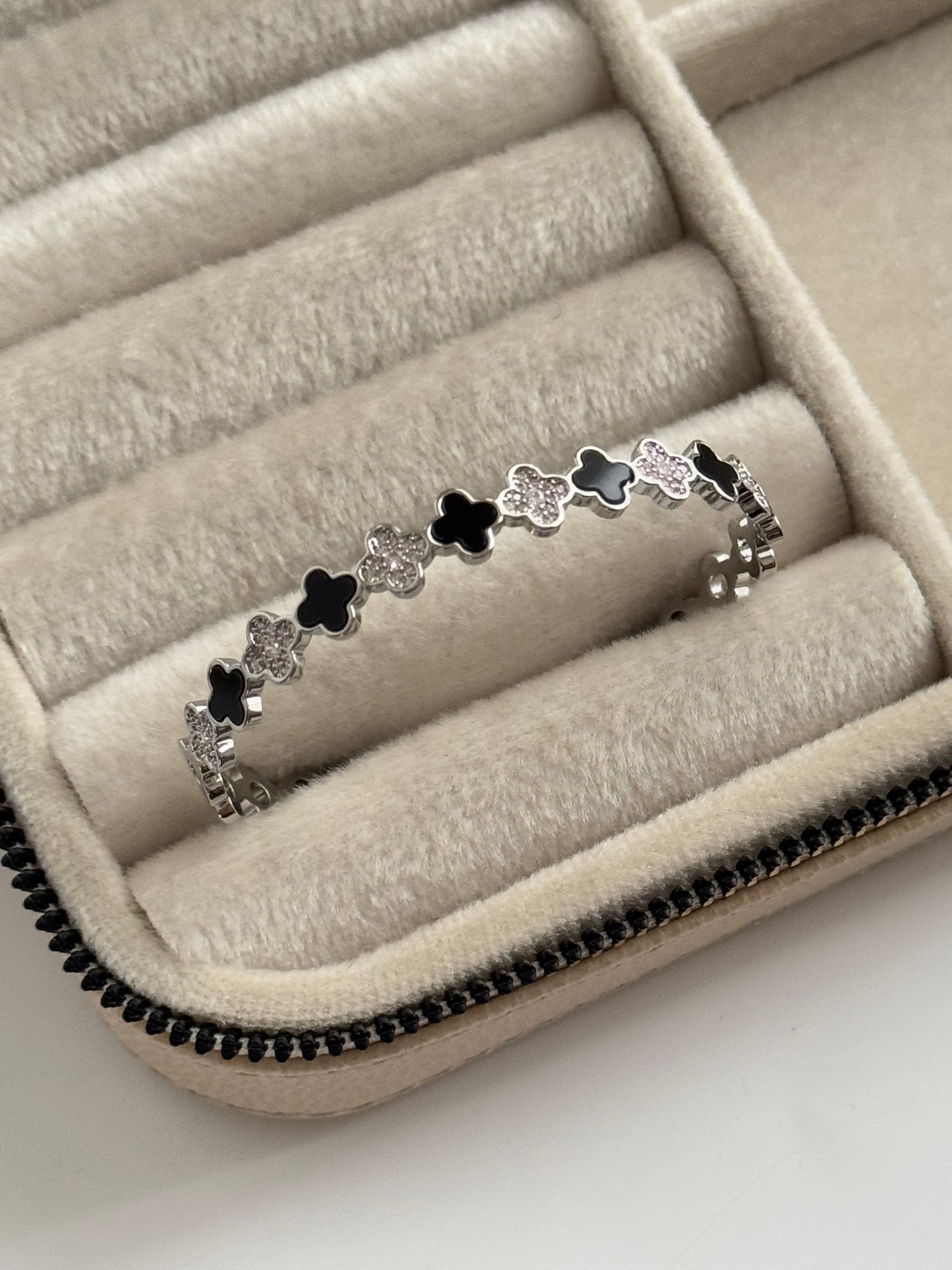 İTHAL YONCA DETAYLI SİLVER AYARLANABİLİR KELEPÇE BİLEZİK