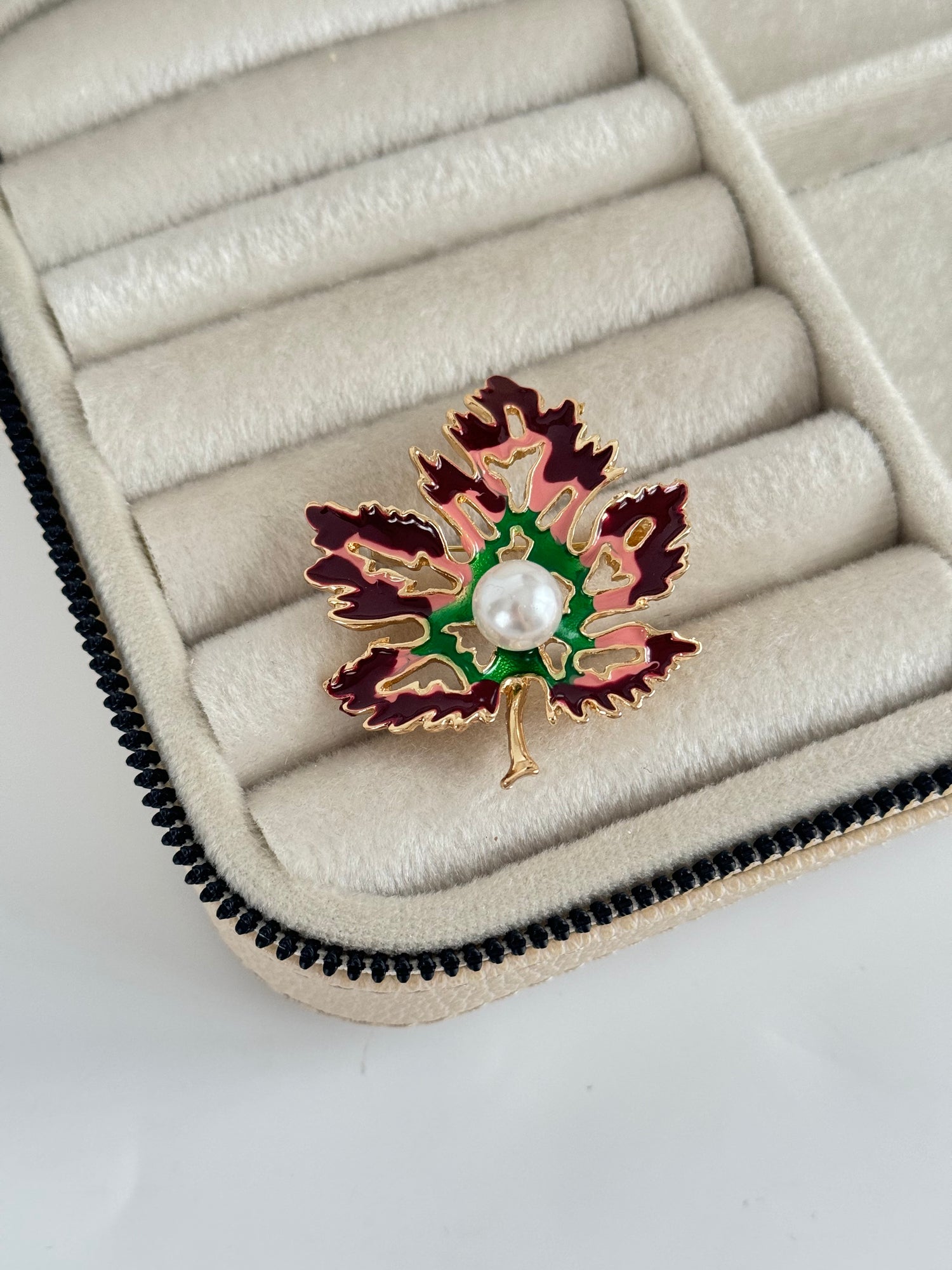 İTHAL İNCİ DETAYLI YAPRAK BROŞ