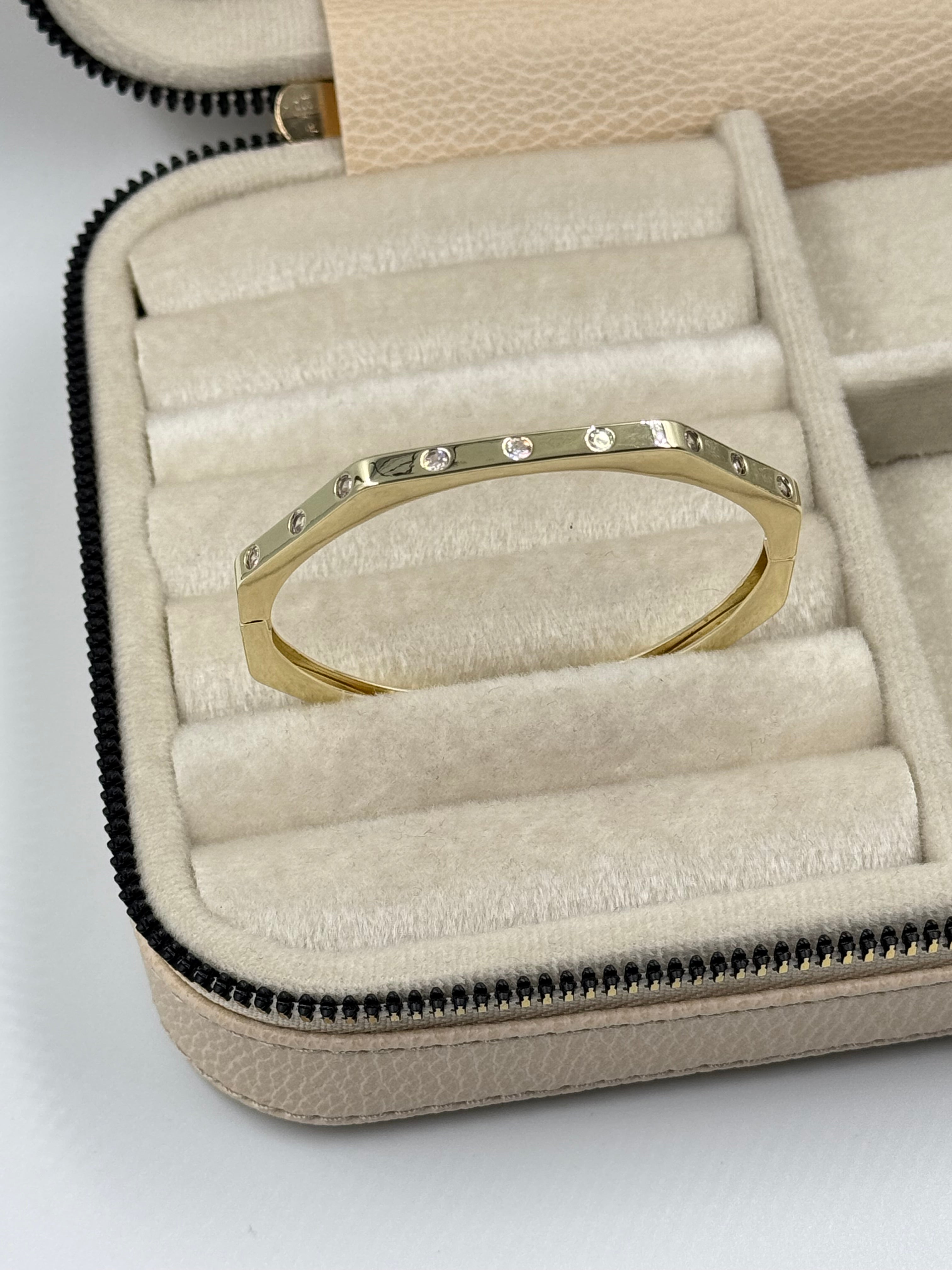 İTHAL DALGA DETAYLI TAŞLI GOLD KELEPÇE BİLEZİK