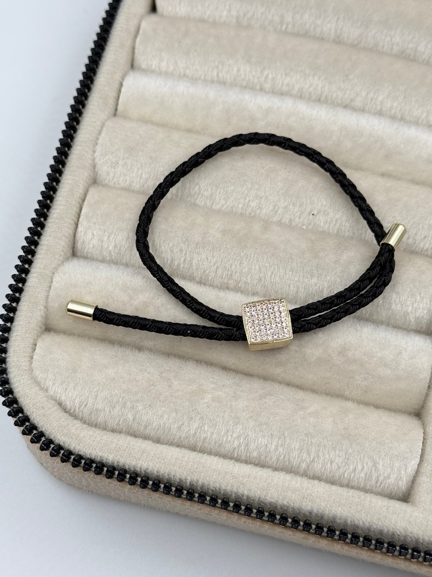 İTHAL TAŞLI KARE FORMLU SİYAH İPLİ AYARLANABİLİR BİLEKLİK