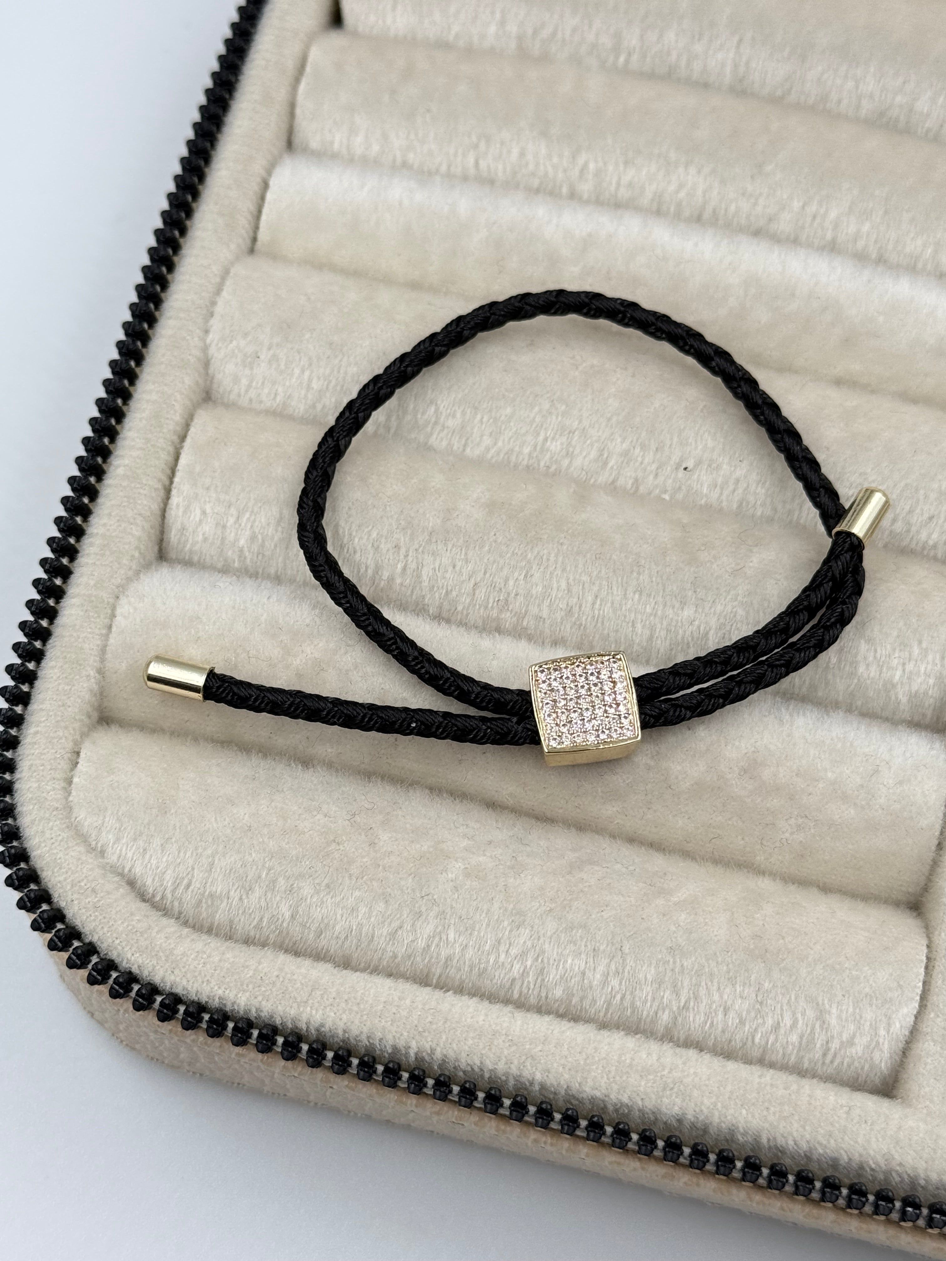 İTHAL TAŞLI KARE FORMLU SİYAH İPLİ AYARLANABİLİR BİLEKLİK