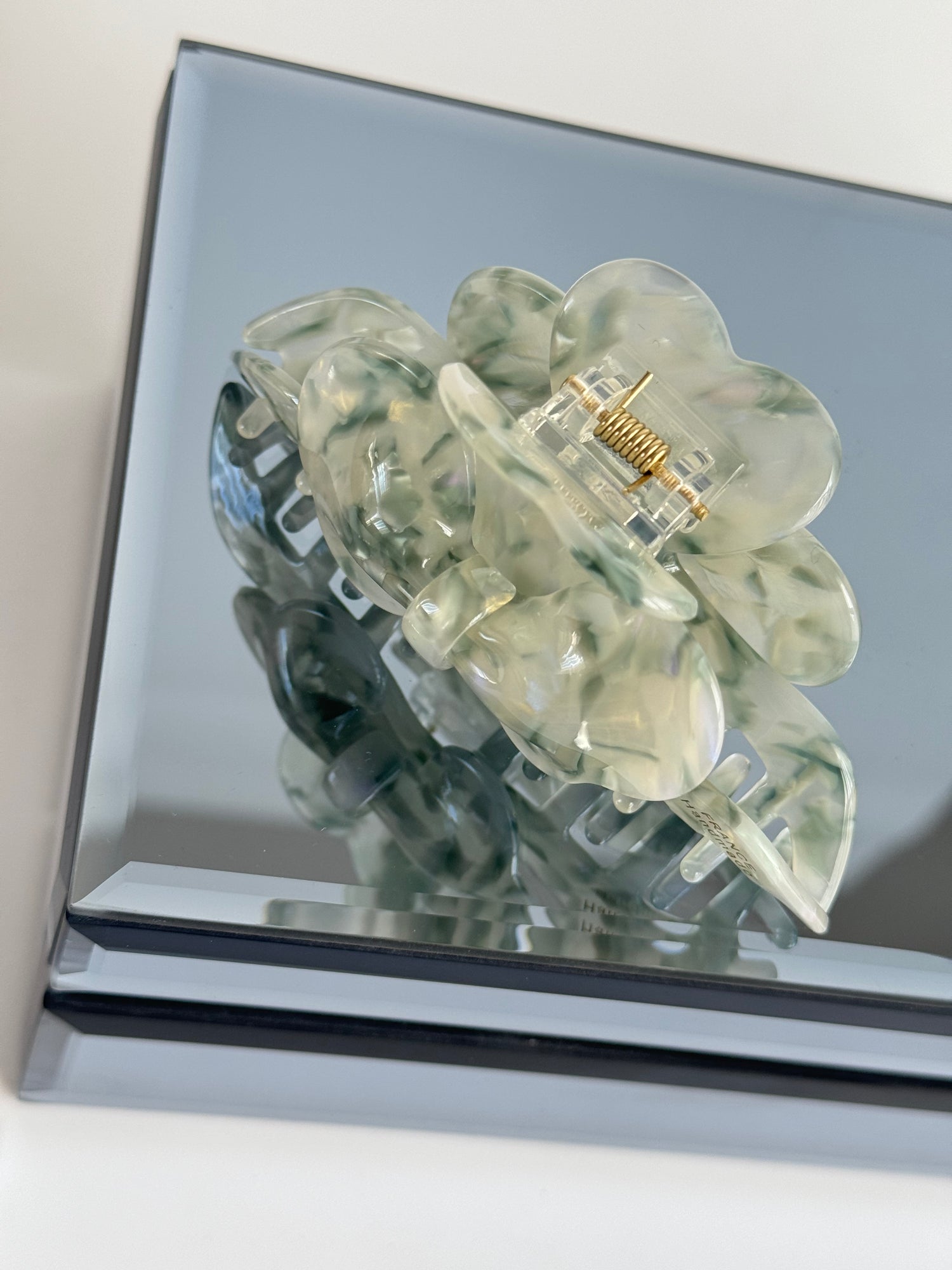 İTHAL ÇİÇEK DETAYLI YEŞİL SEDEFLİ KEMİK MANDAL TOKA