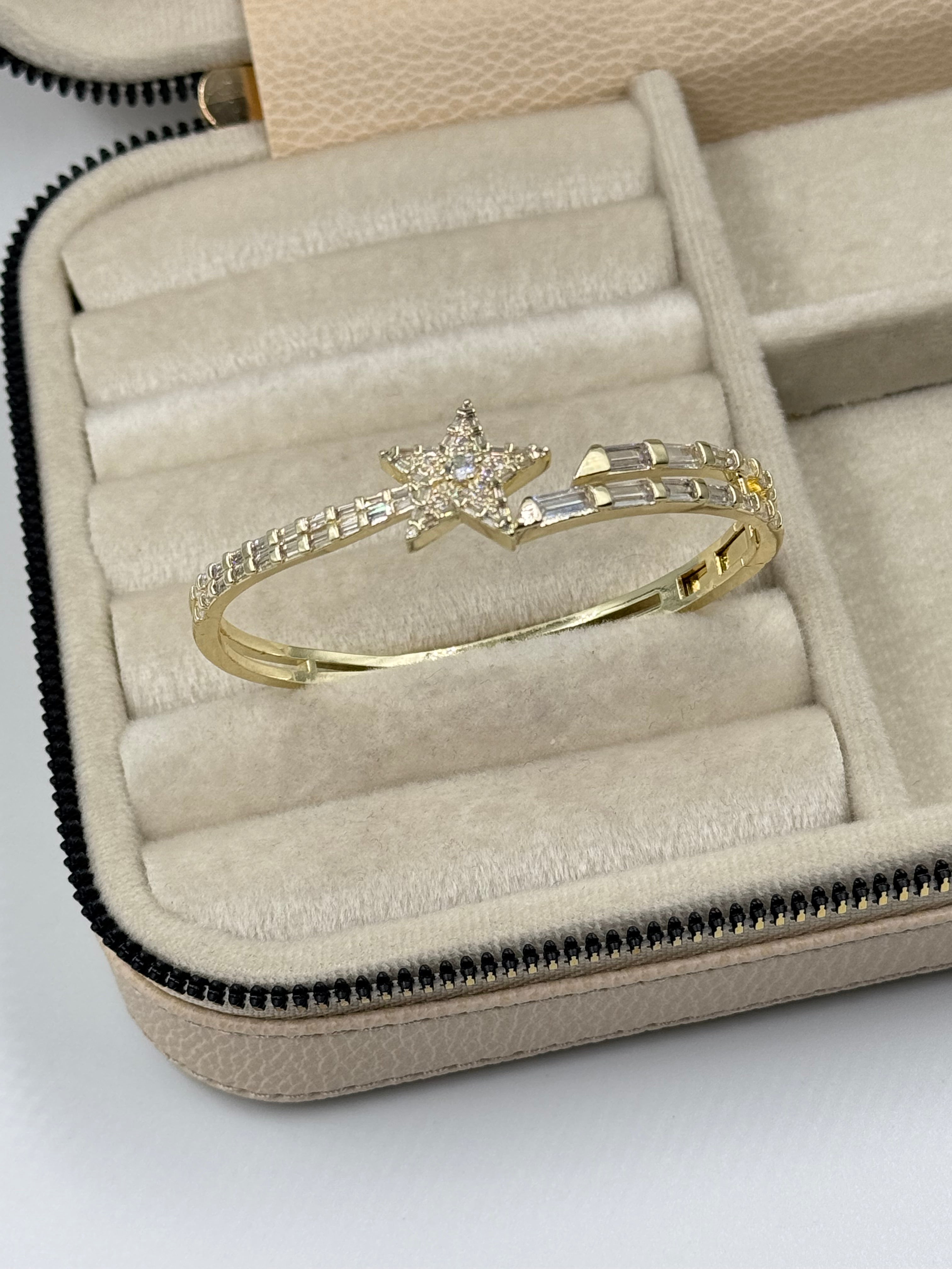 İTHAL YILDIZ DETAYLI GOLD KELEPÇE BİLEZİK