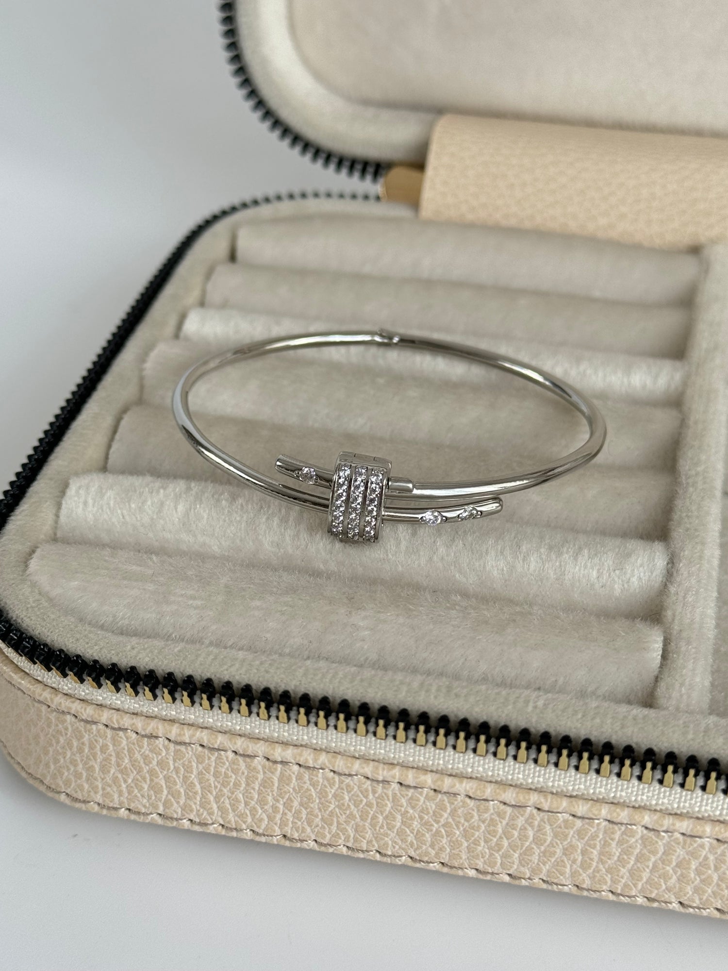 İTHAL TAŞ DETAYLI SİLVER KELEPÇE BİLEZİK BİLEKLİK