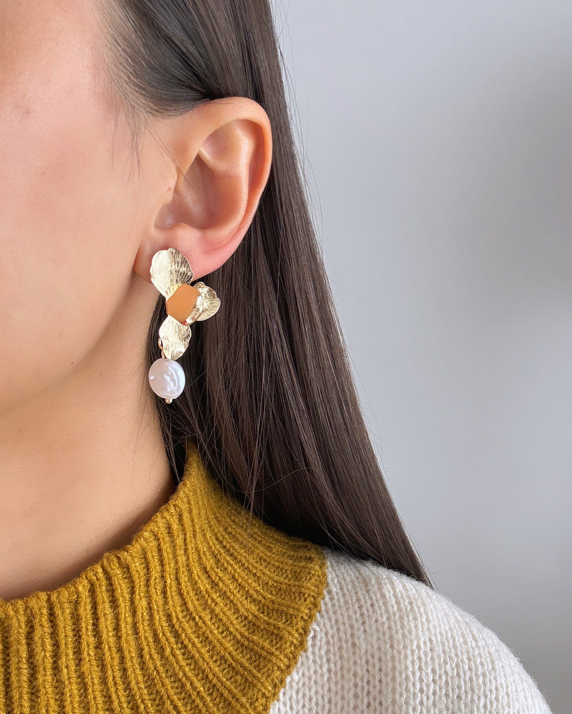 PERRAN İTHAL İNCİ DETAYLI GOLD ÇİÇEK KÜPE