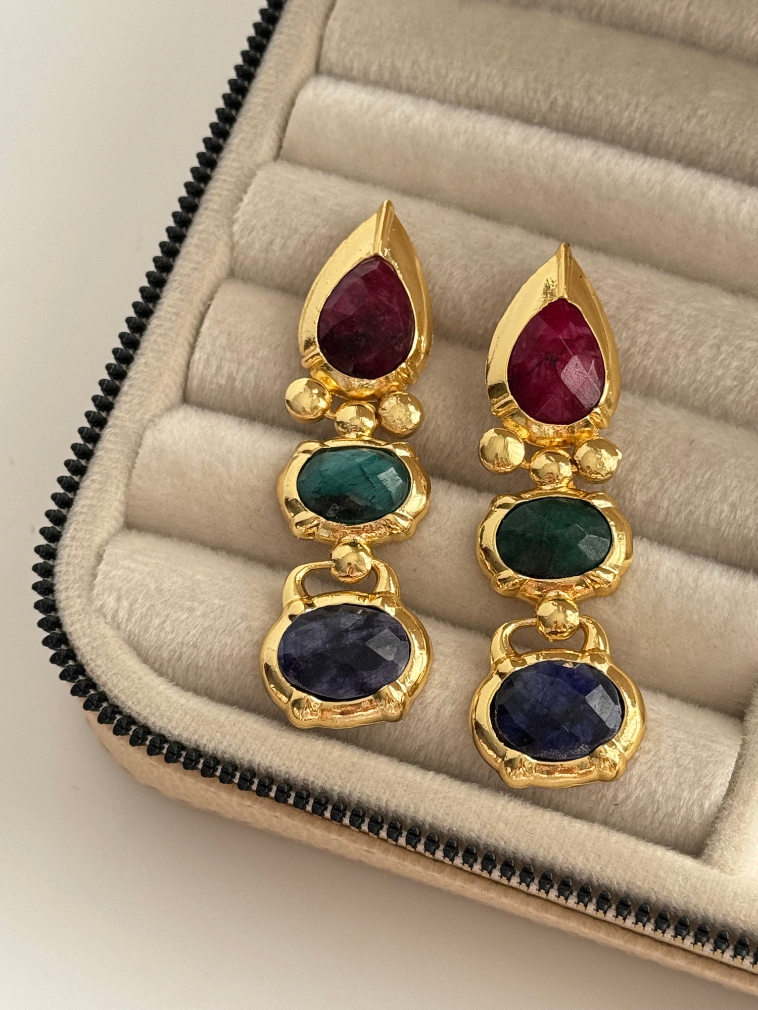 RENKLİ DOĞAL TAŞLI ALTIN KAPLAMA KÜPE