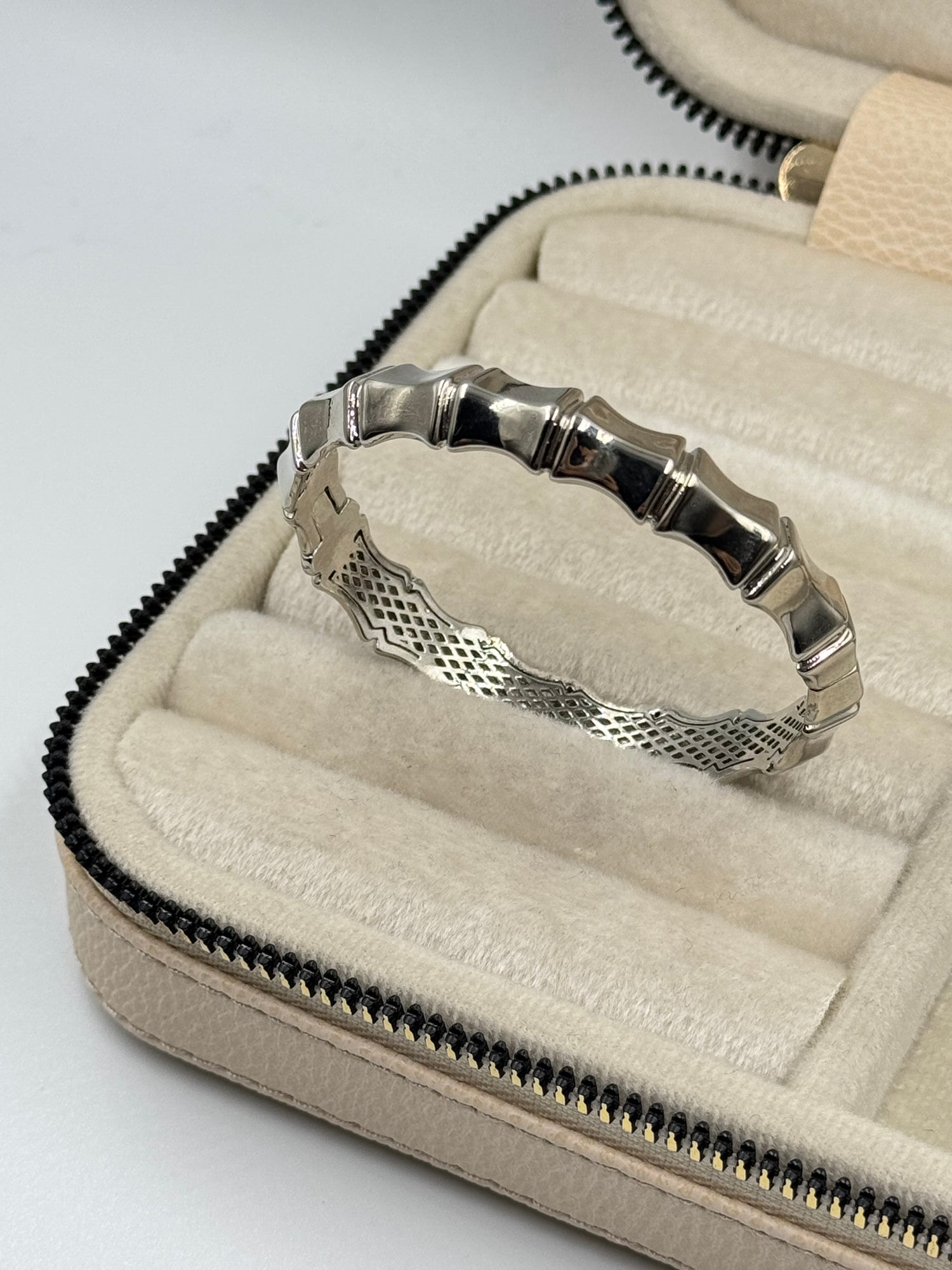 İTHAL KEMİK GÖRÜNÜMLÜ SİLVER KELEPÇE BİLEZİK