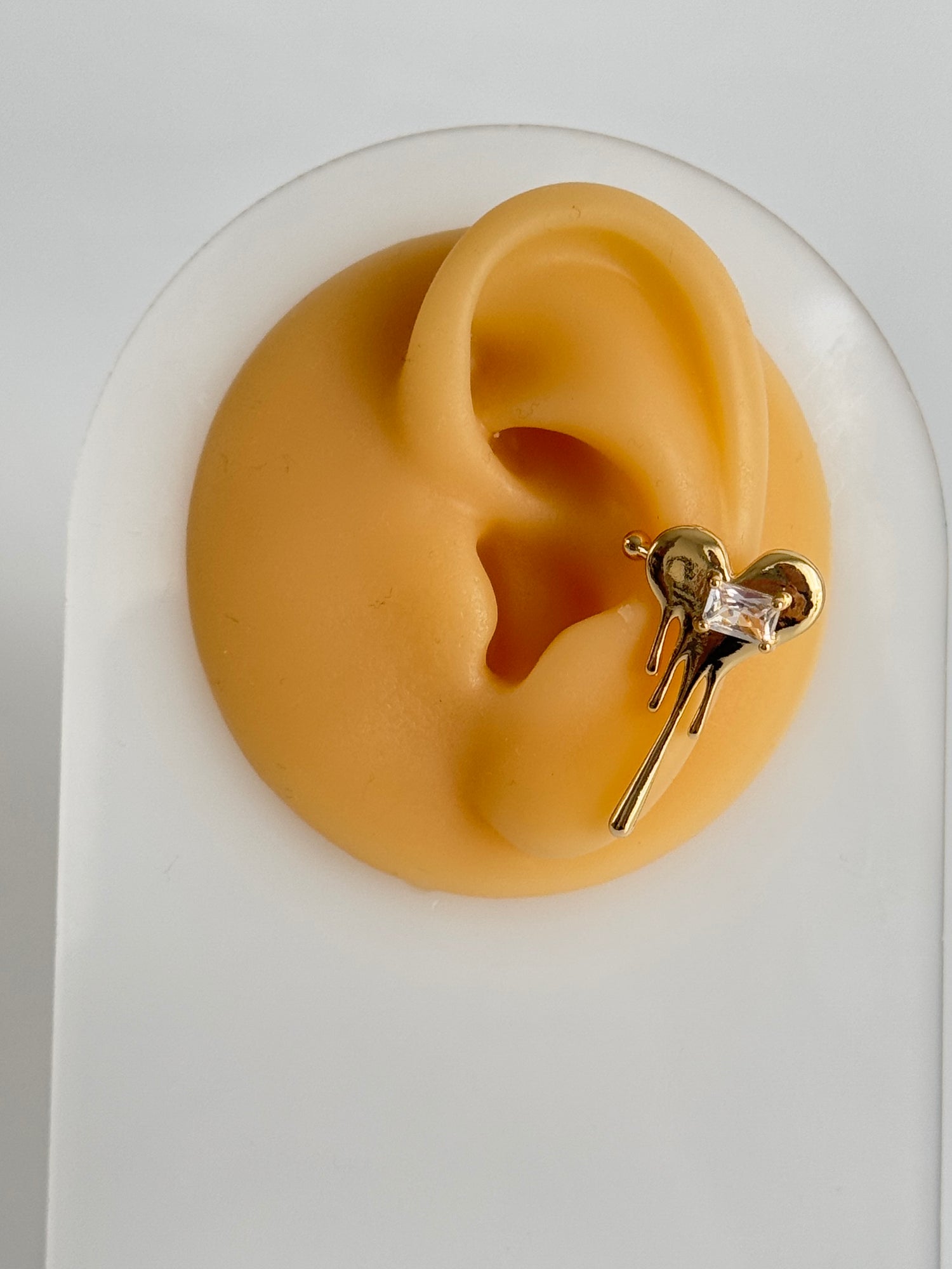 İTHAL KALP DETAYLI GOLD KIKIRDAK KÜPE EARCUFF