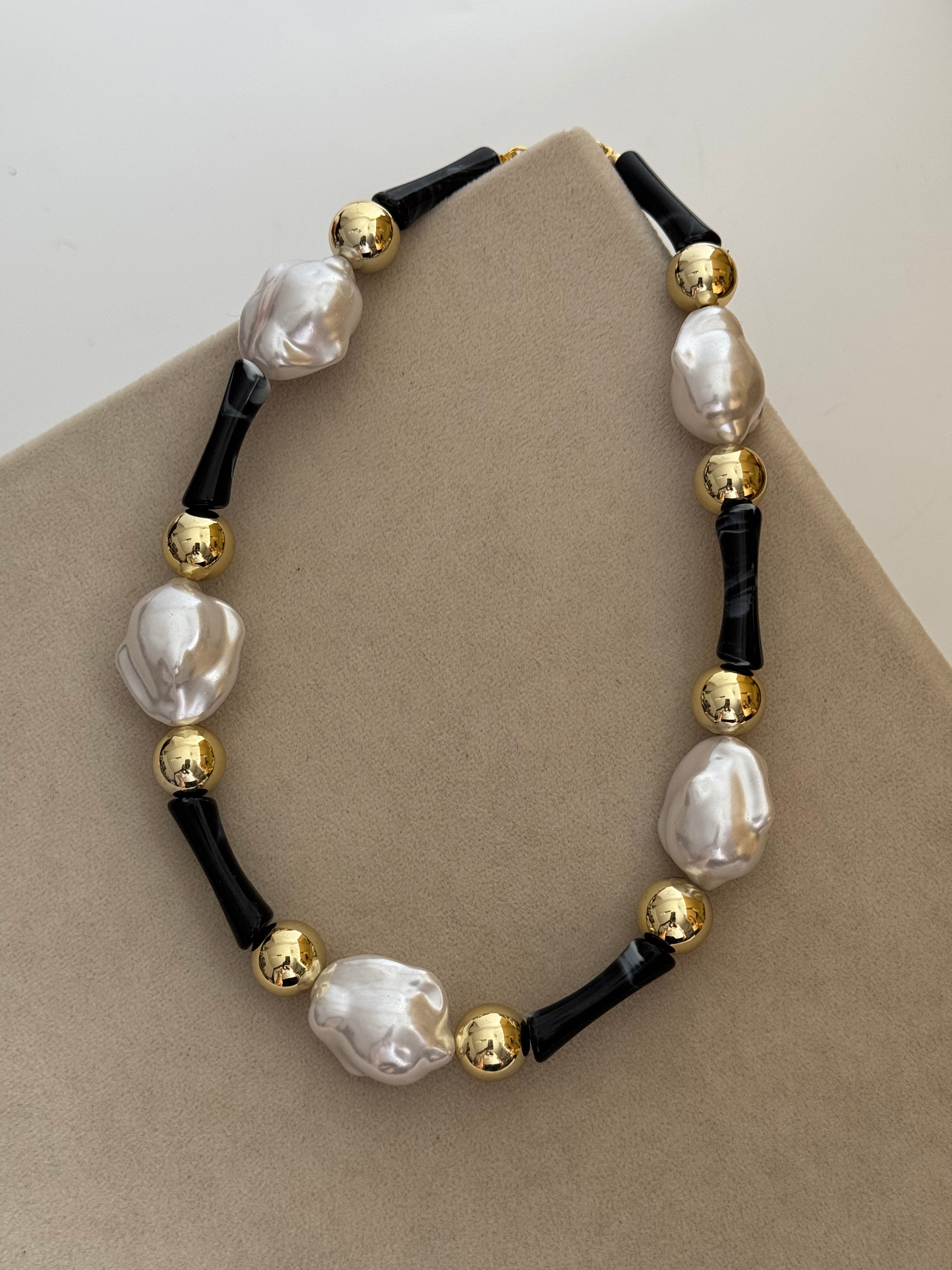 İTHAL İNCİ DETAYLI SİYAH GOLD TOP KOLYE