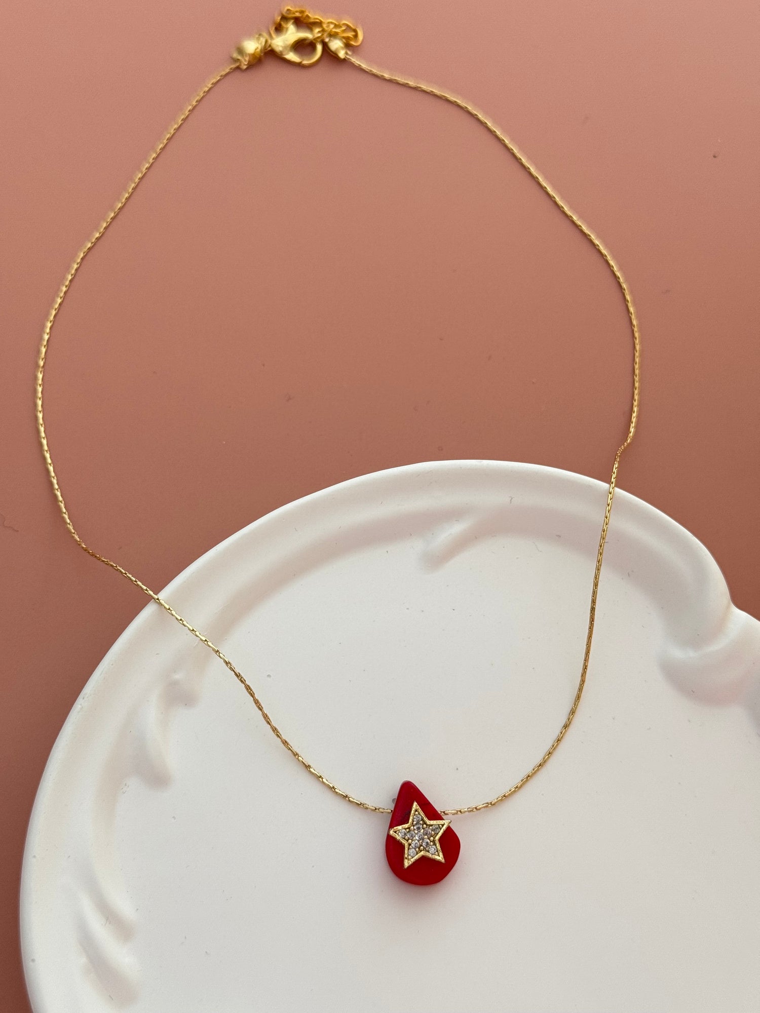 ZUNA YILDIZ DETAYLI MERCAN DOĞAL TAŞLI ALTIN KAPLAMALI KOLYE