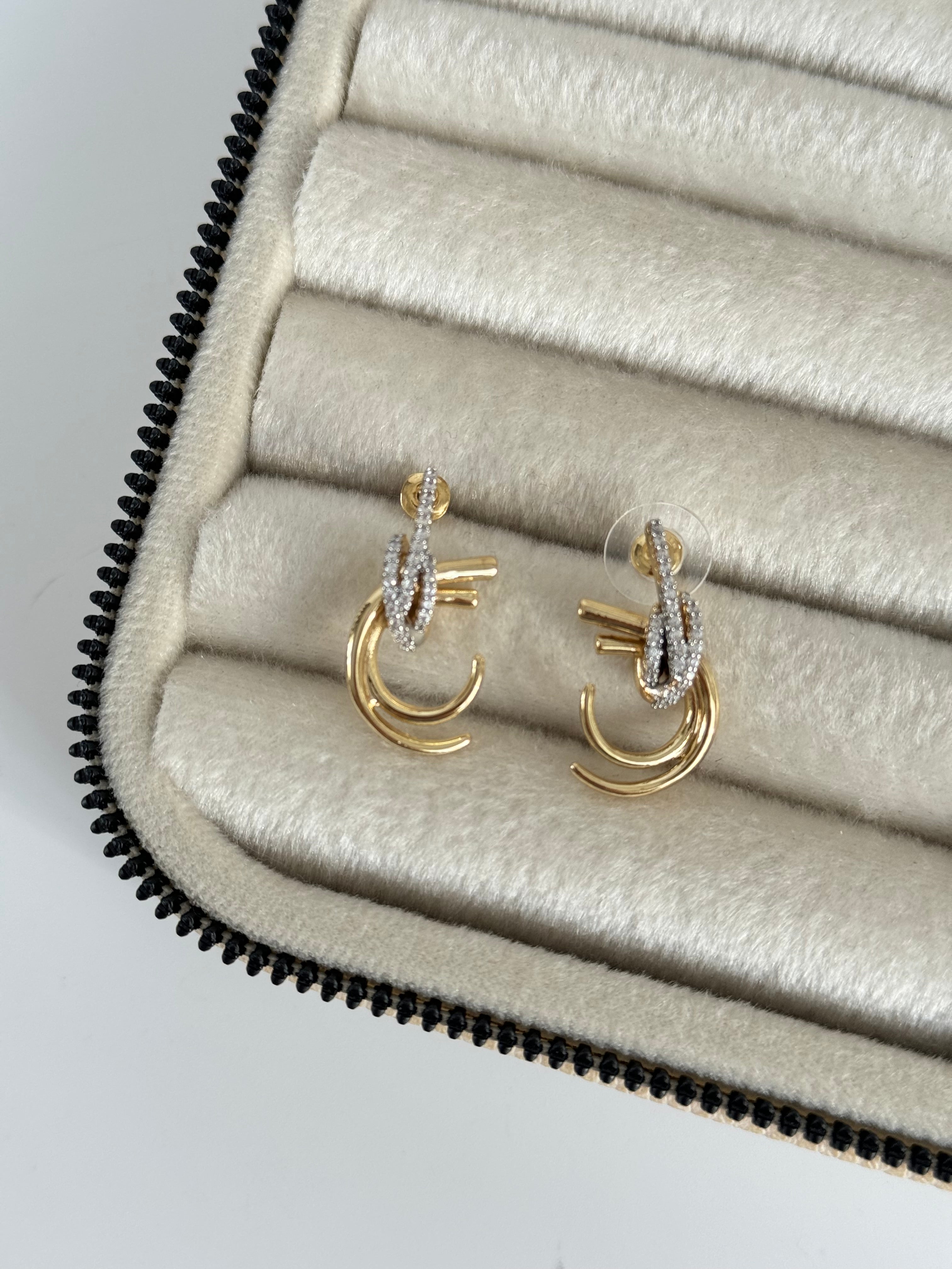 İTHAL TAŞ DETAYLI GOLD KÜPE