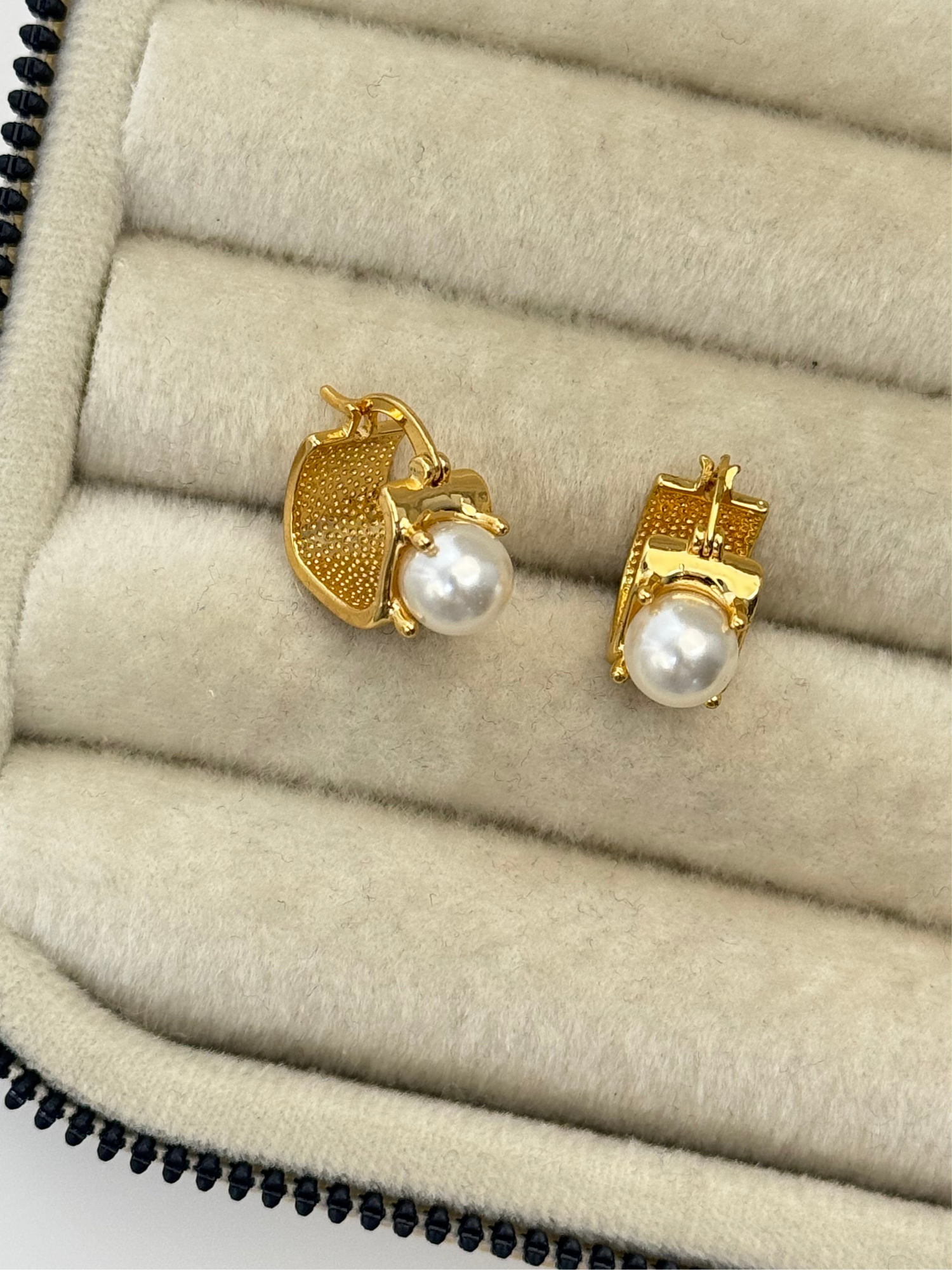 İNCİ DETAYLI GOLD KARE HALKA KÜPE