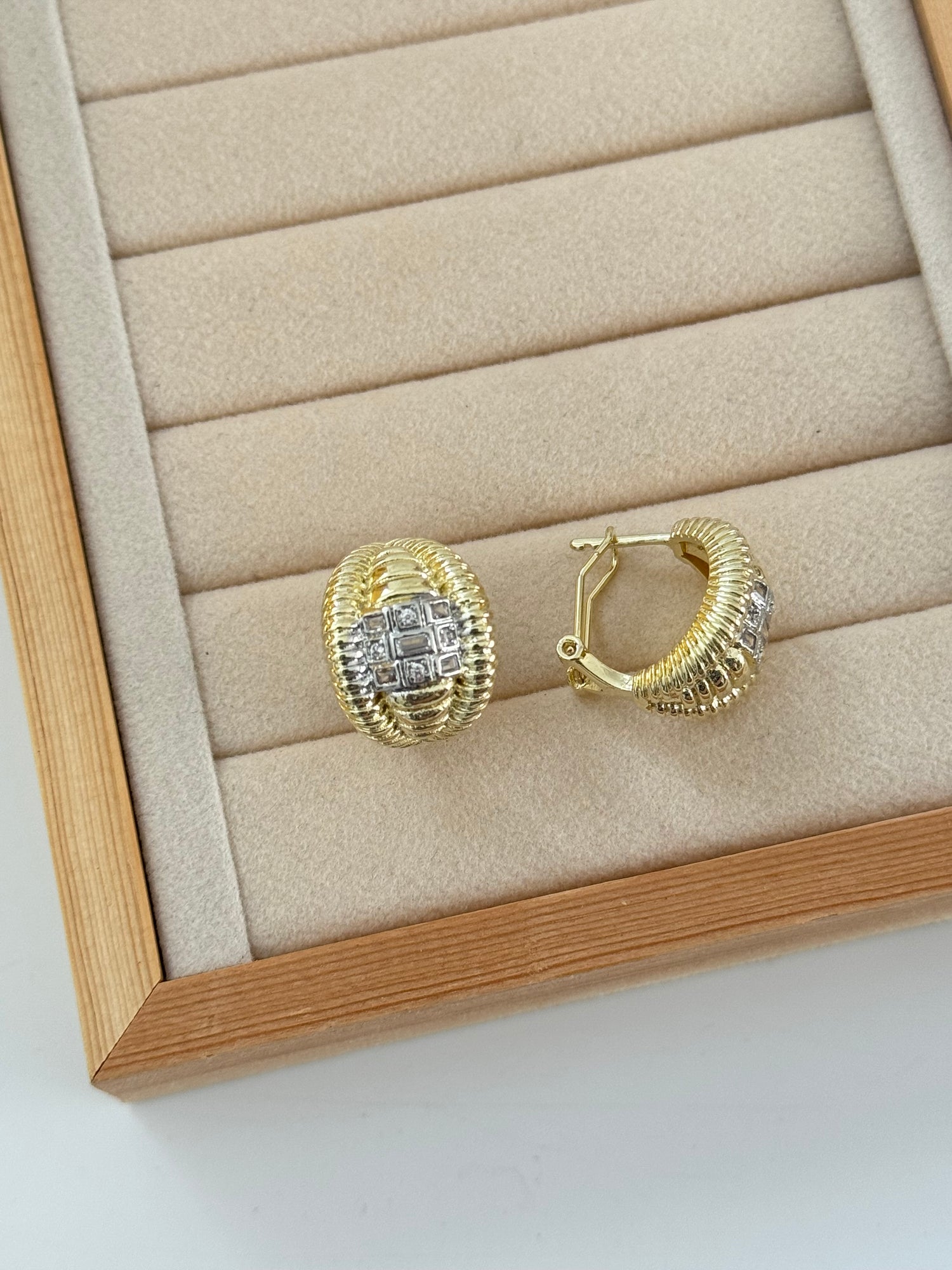 YURE TAŞ DETAYLI GOLD HALKA KÜPE