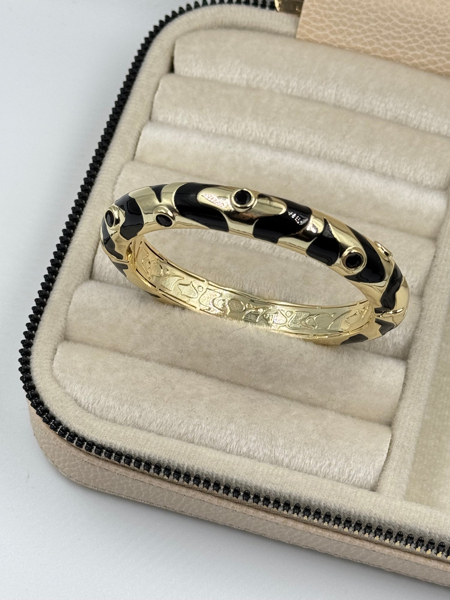 İTHAL SİYAH MİNELİ TAŞ DETAYLI GOLD KELEPÇE BİLEZİK