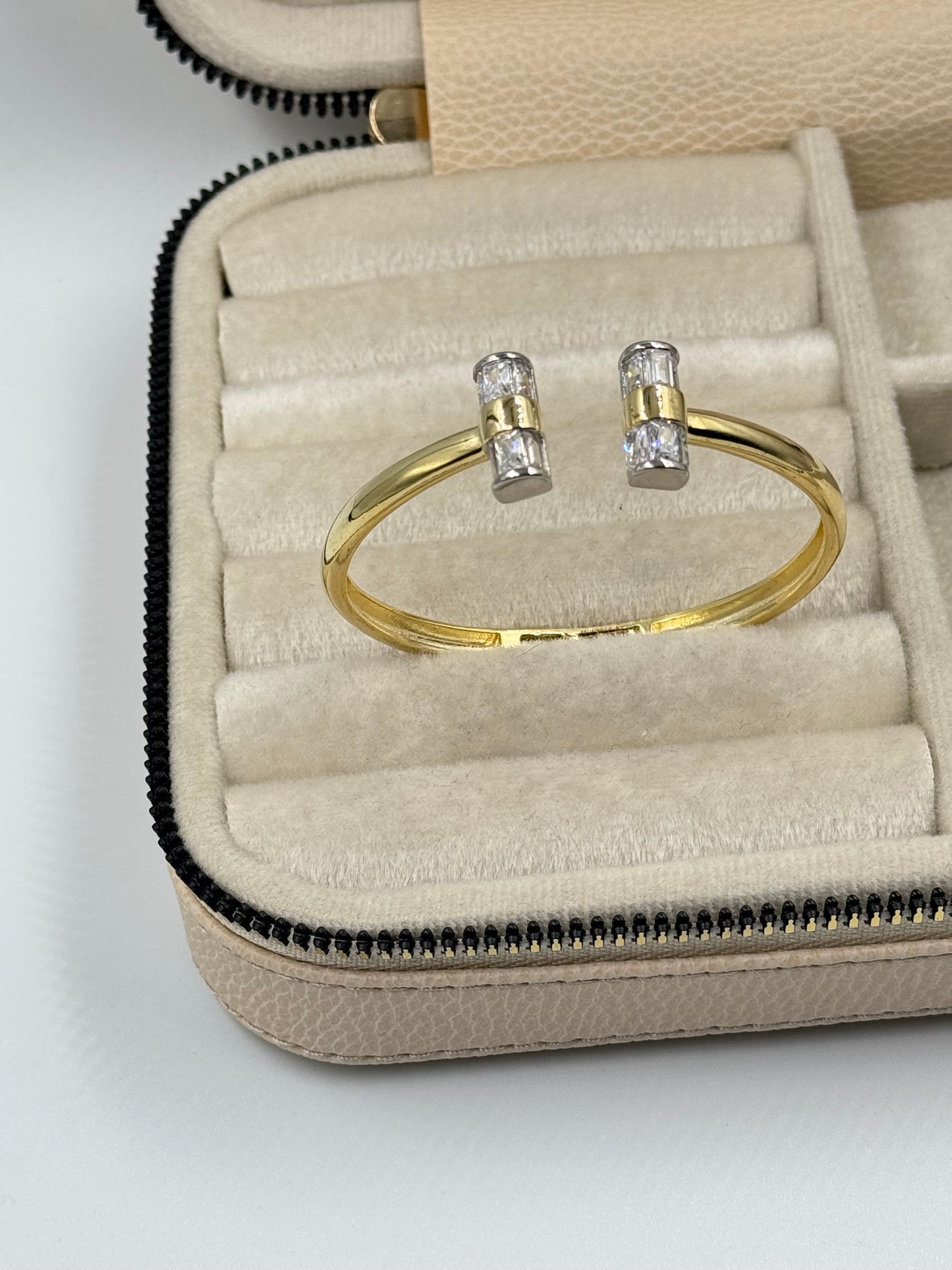 İTHAL TAŞ DETAYLI MARKA MODEL GOLD KELEPÇE BİLEZİK