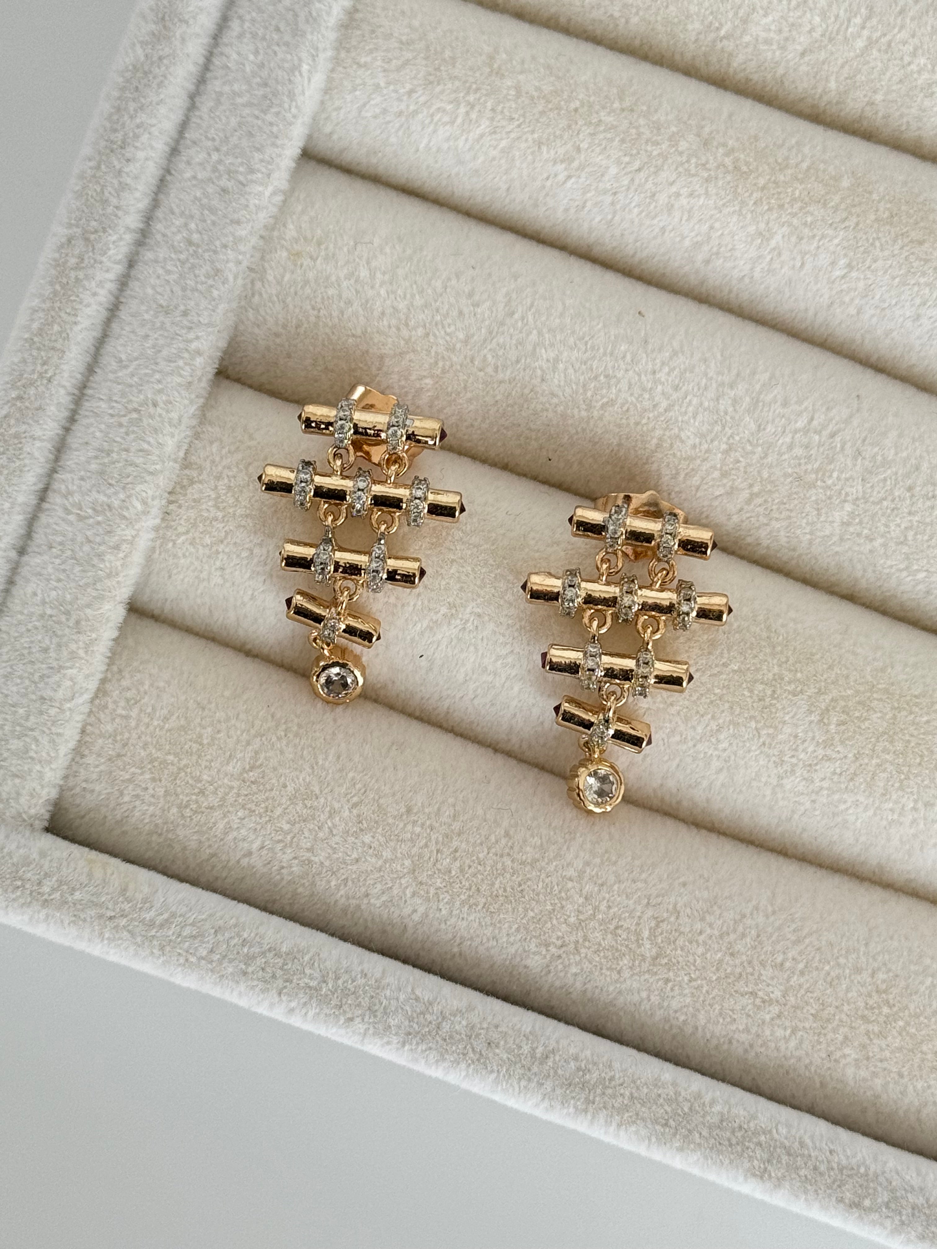 İTHAL KIRMIZI TAŞ DETAYLI GOLD LEYLA KÜPE