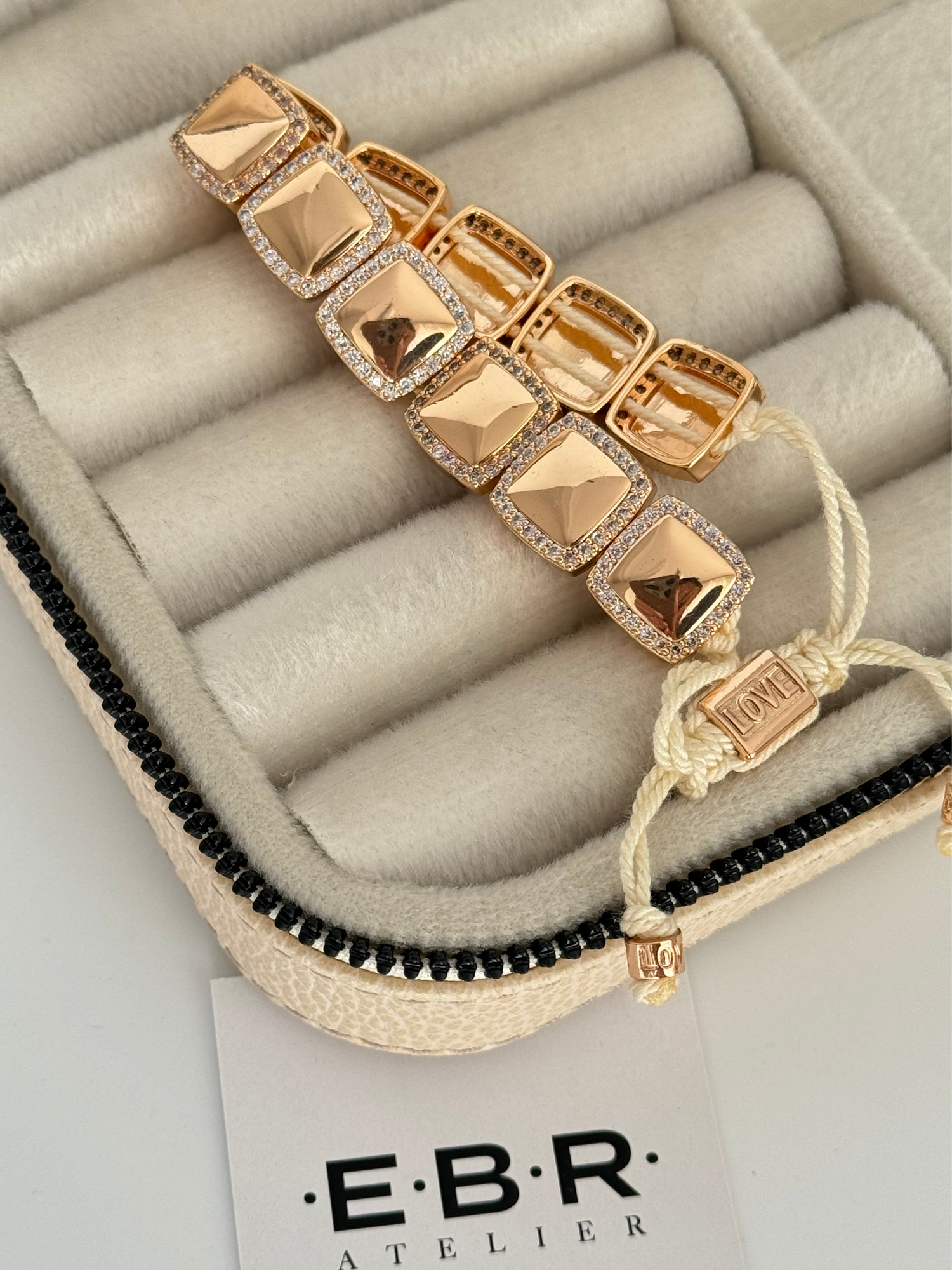 İTHAL KARE TAŞ DETAYLI GOLD BEYAZ İPLİ BİLEKLİK