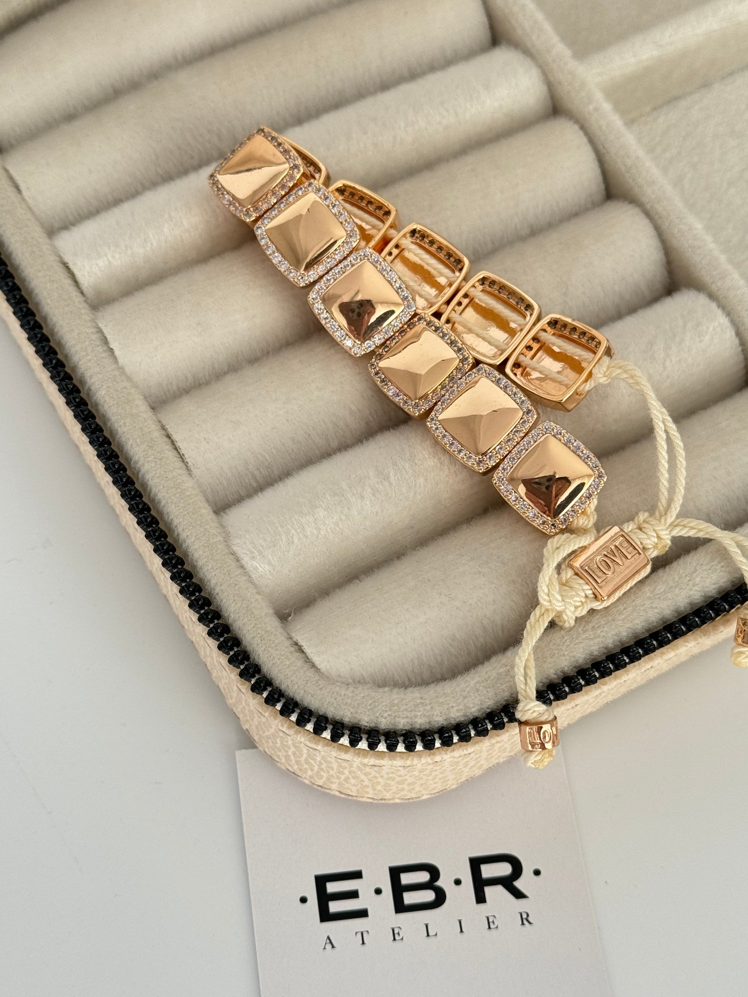 İTHAL KARE TAŞ DETAYLI GOLD BEYAZ İPLİ BİLEKLİK