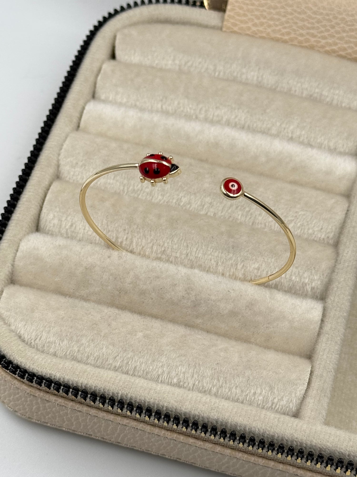 İTHAL UĞUR BÖCEĞİ DETAYLI NAZAR BONCUKLU GOLD KELEPÇE BİLEZİK