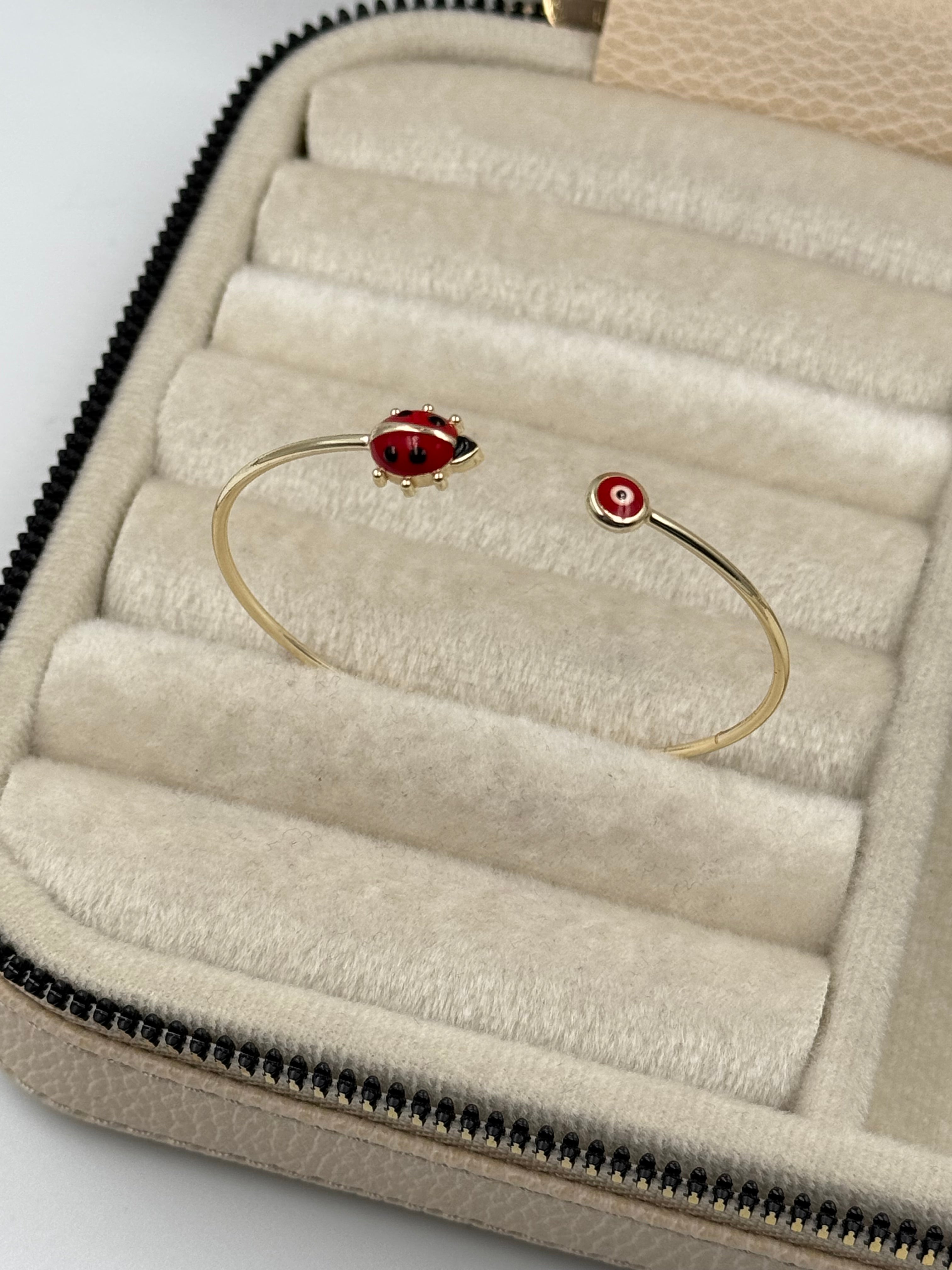 İTHAL UĞUR BÖCEĞİ DETAYLI NAZAR BONCUKLU GOLD KELEPÇE BİLEZİK