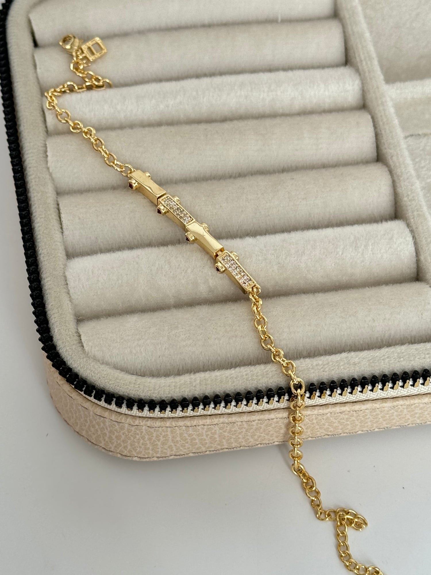 AVİN TAŞ DETAYLI GOLD BİLEKLİK